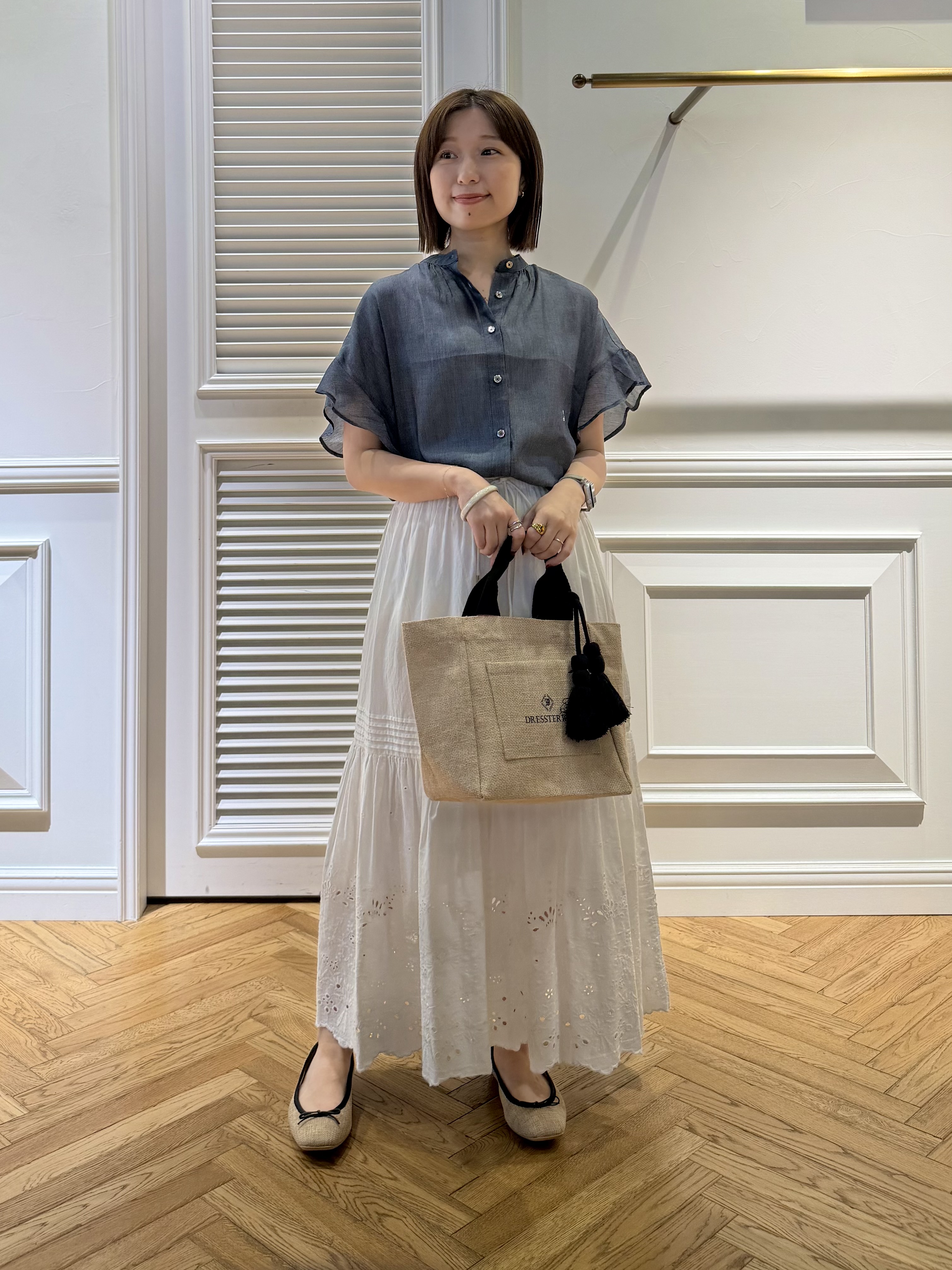 つじ まこさんの「DRESSTERIOR｜【涼しく着映え】シアーデニム バンドカラーブラウス」を使ったコーディネート