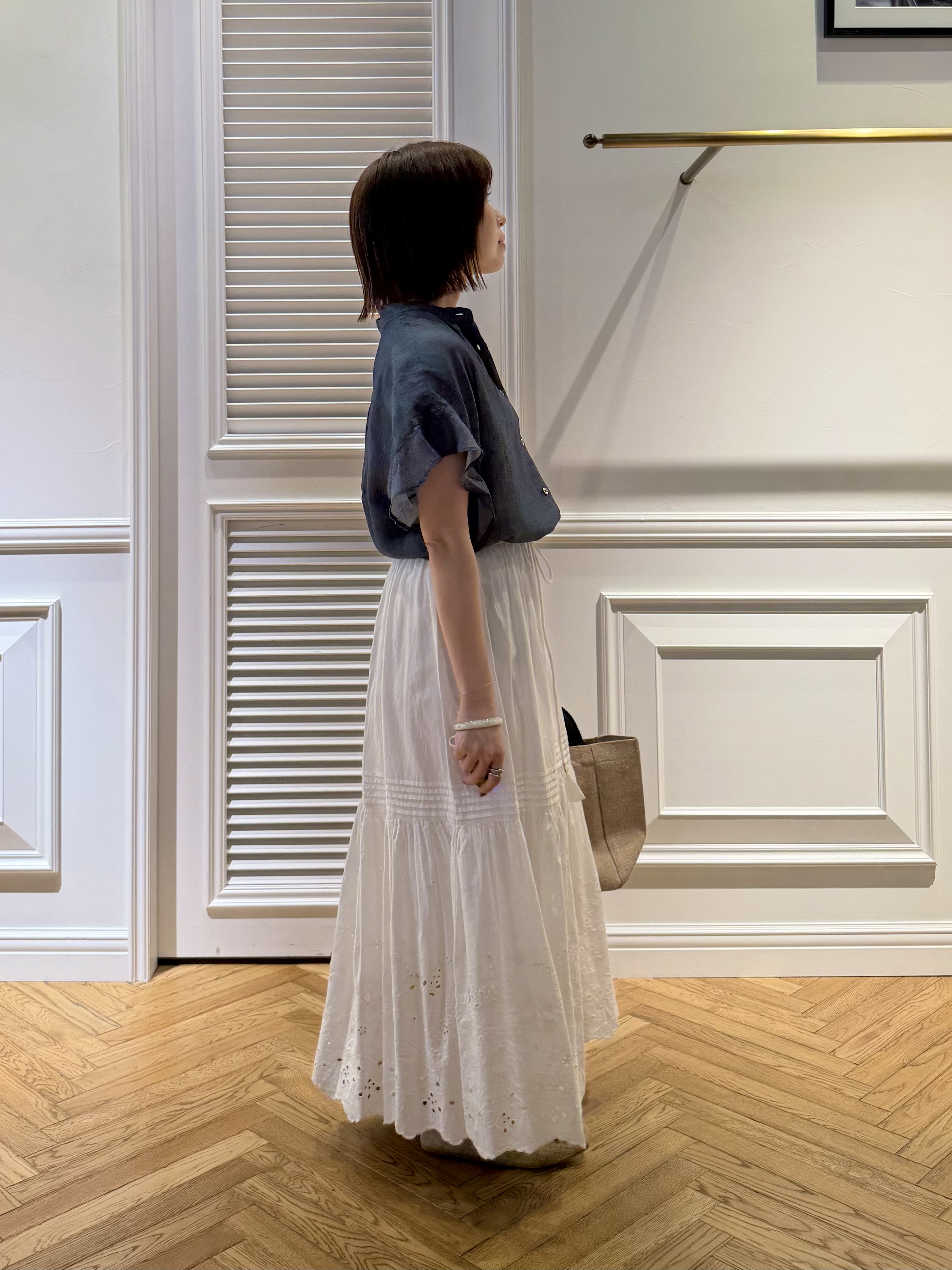 つじ まこさんの「DRESSTERIOR｜【涼しく着映え】シアーデニム バンドカラーブラウス」を使ったコーディネート