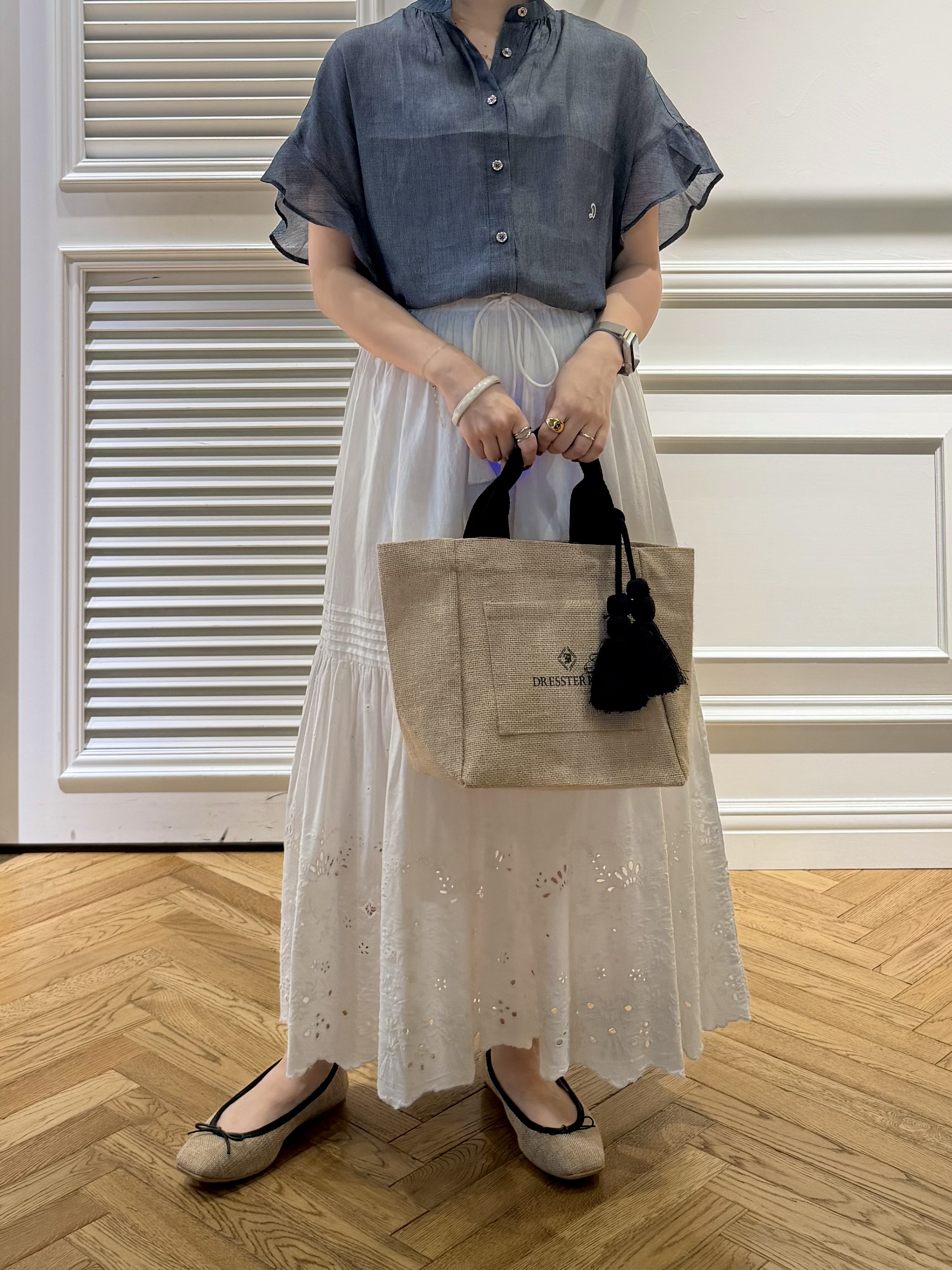 つじ まこさんの「DRESSTERIOR｜【涼しく着映え】シアーデニム バンドカラーブラウス」を使ったコーディネート