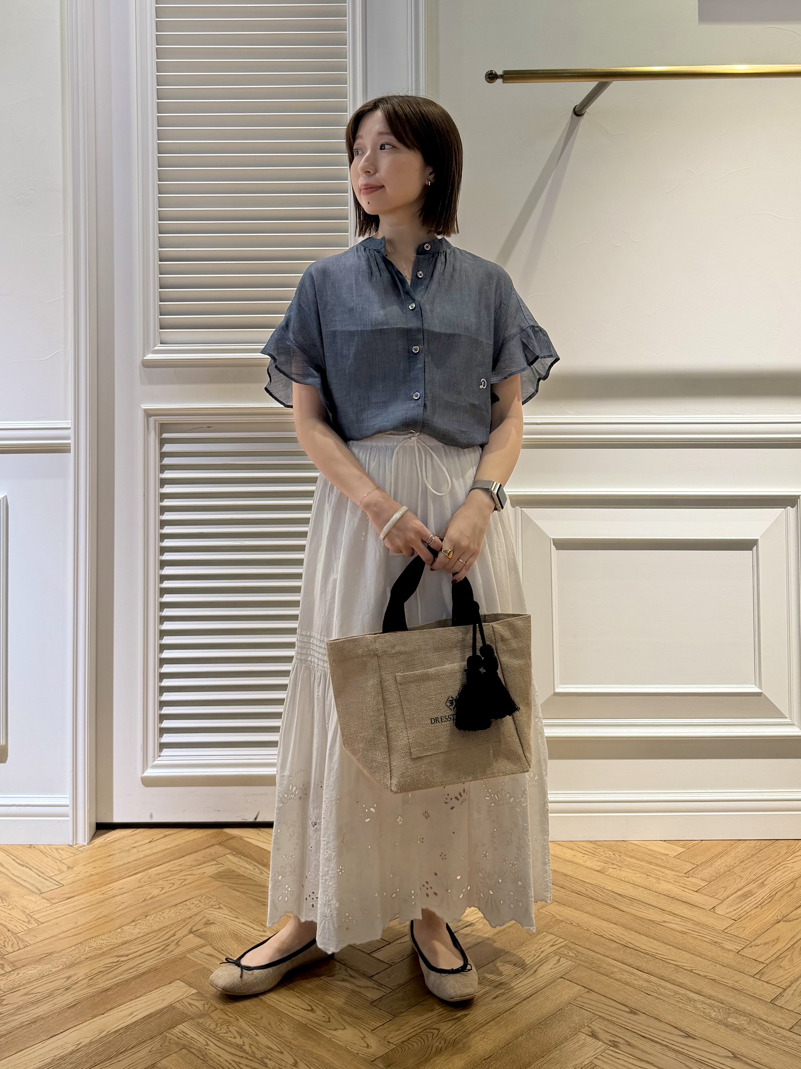 つじ まこさんの「DRESSTERIOR｜【涼しく着映え】シアーデニム バンドカラーブラウス」を使ったコーディネート