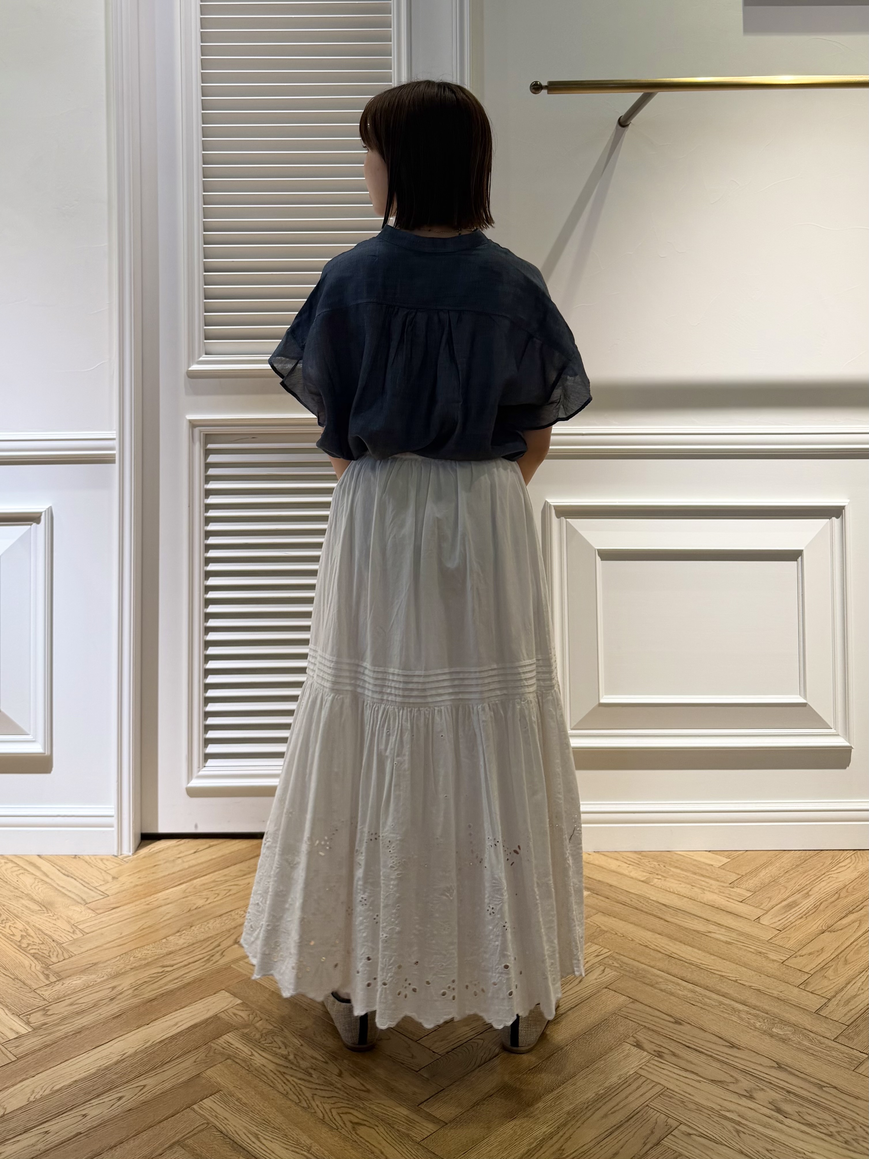 つじ まこさんの「DRESSTERIOR｜【涼しく着映え】シアーデニム バンドカラーブラウス」を使ったコーディネート