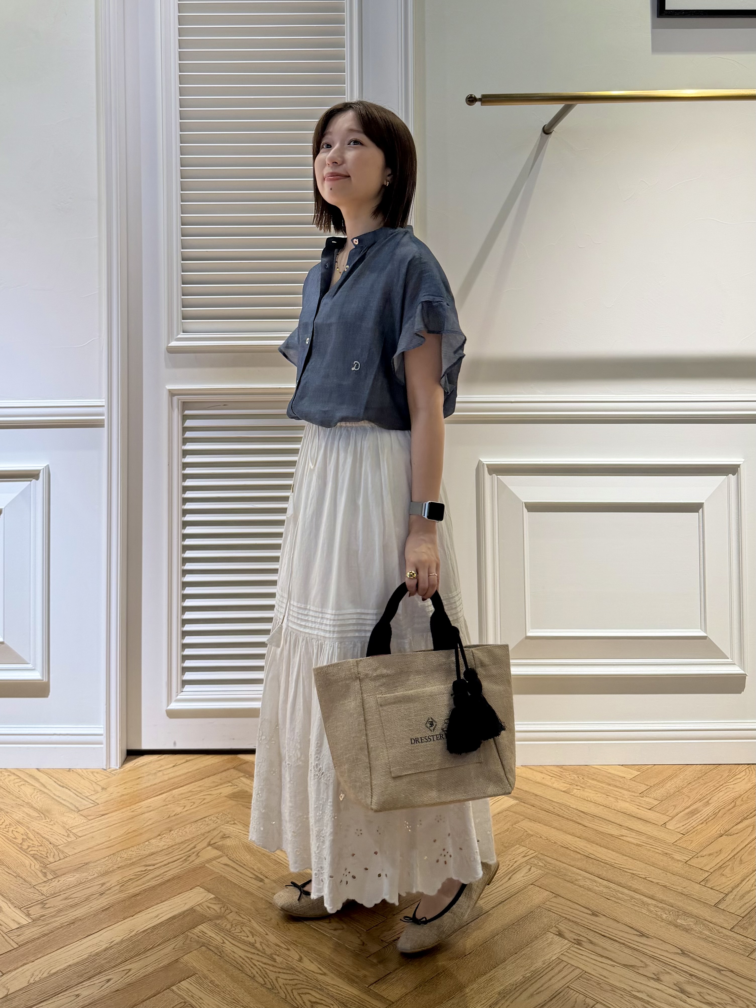つじ まこさんの「DRESSTERIOR｜【涼しく着映え】シアーデニム バンドカラーブラウス」を使ったコーディネート