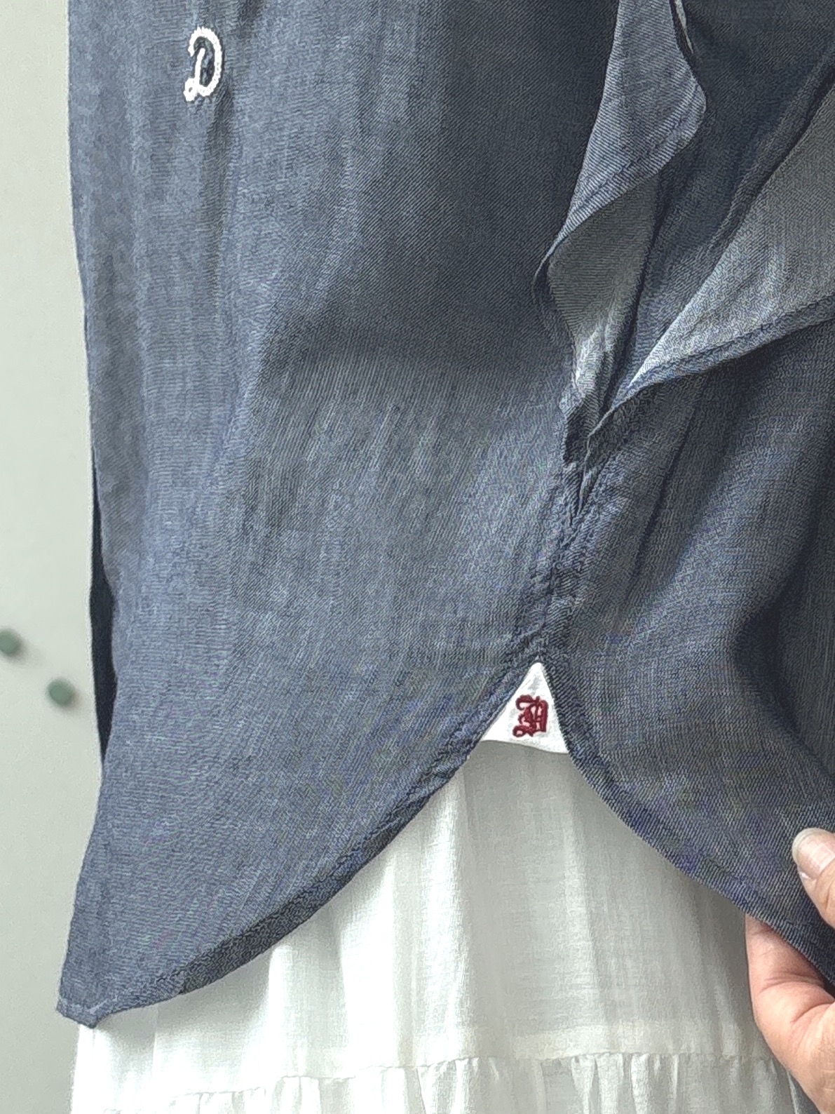 kawamuraさんの「DRESSTERIOR｜【涼しく着映え】シアーデニム バンドカラーブラウス」を使ったコーディネート