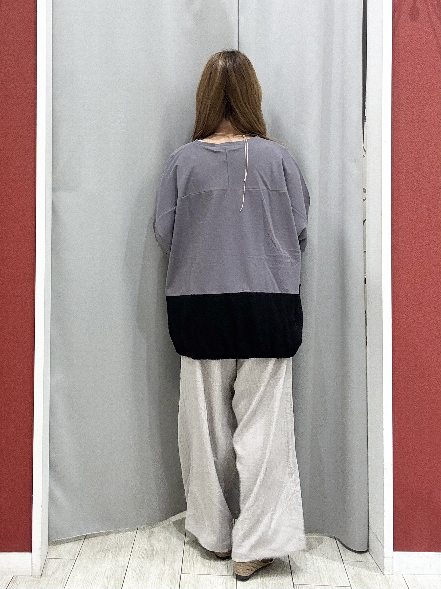 shioさんの「SHOO･LA･RUE｜【洗濯機可/体型カバー】インせず着られる 裾配色 ゆったりバルーントップス」を使ったコーディネート