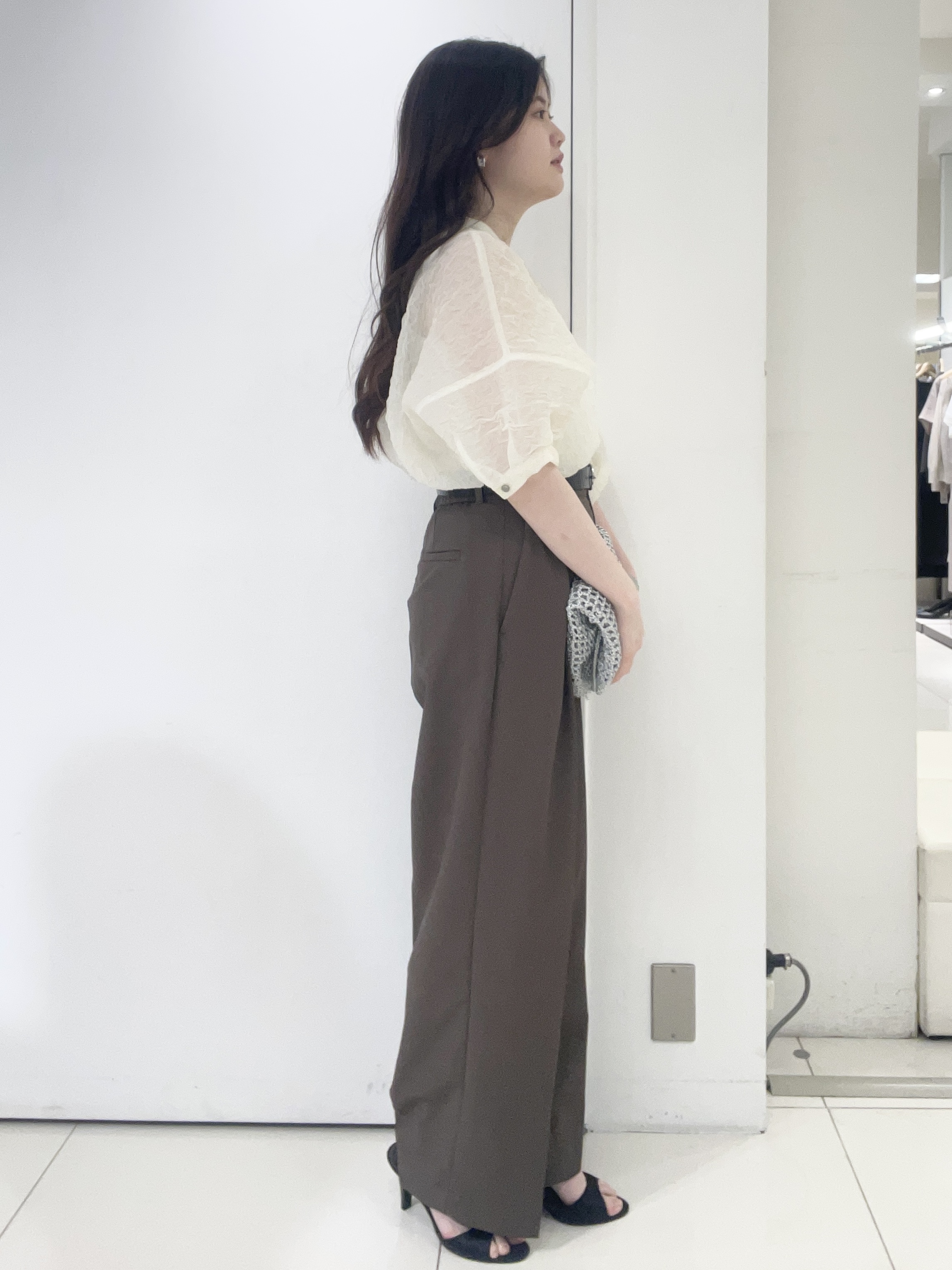 moeさんの「UNTITLED｜【洗える】シアーVネックブラウス」を使ったコーディネート