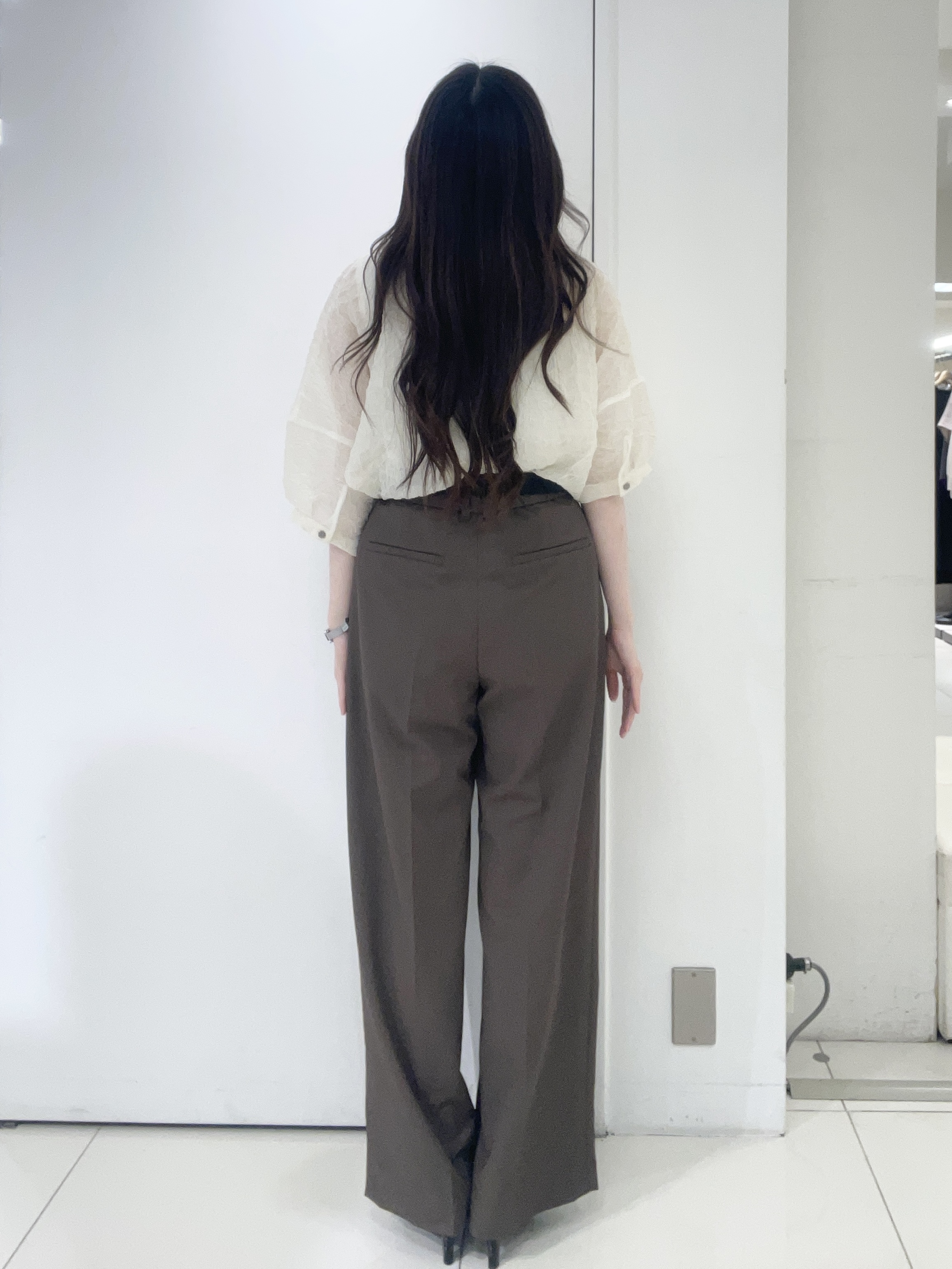 moeさんの「UNTITLED｜【洗える】シアーVネックブラウス」を使ったコーディネート