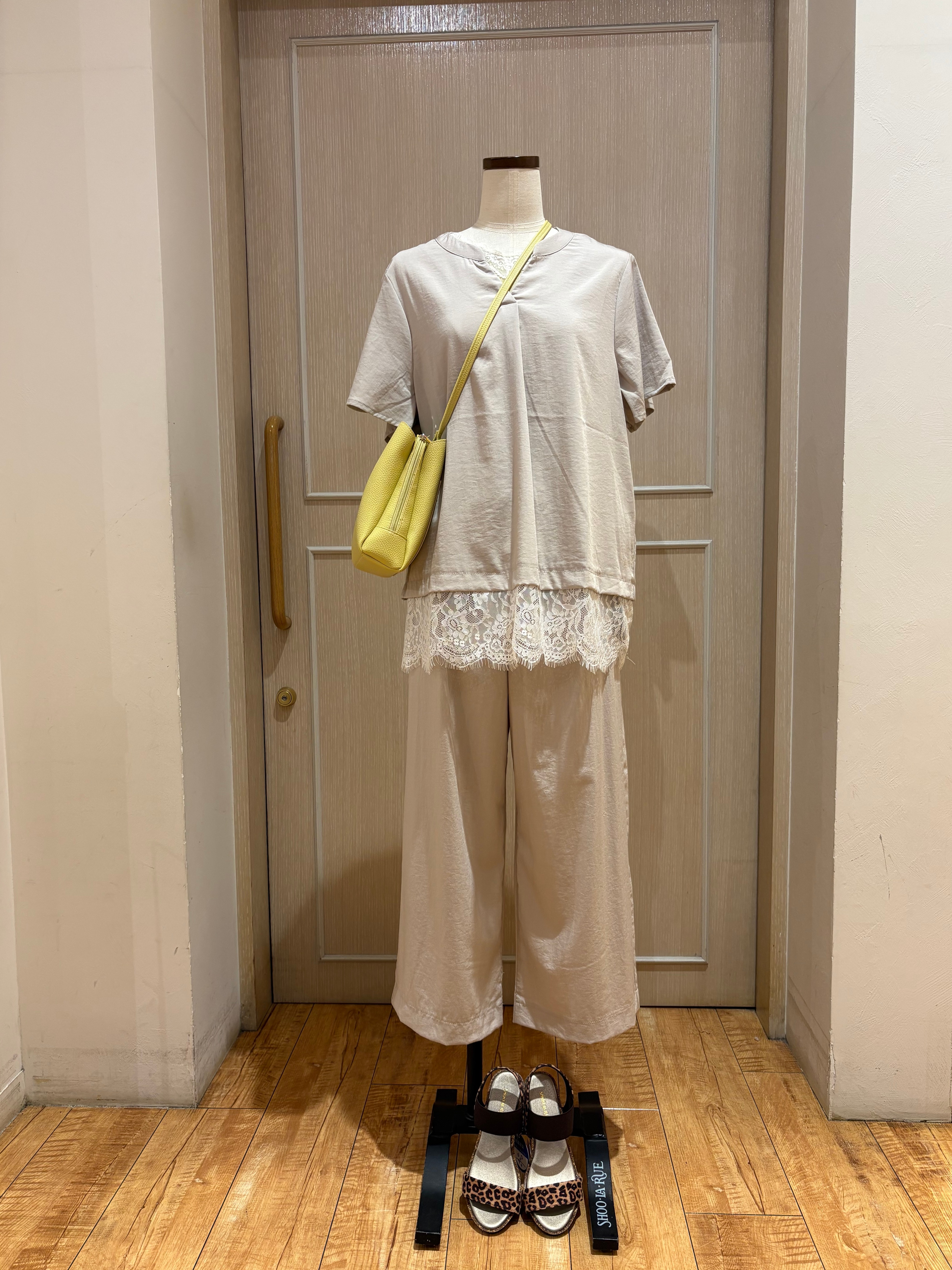 まるよOTさんの「SHOO･LA･RUE｜【ひんやり/洗濯機可】軽凛(かろりん) スキッパー裾レースブラウス」を使ったコーディネート