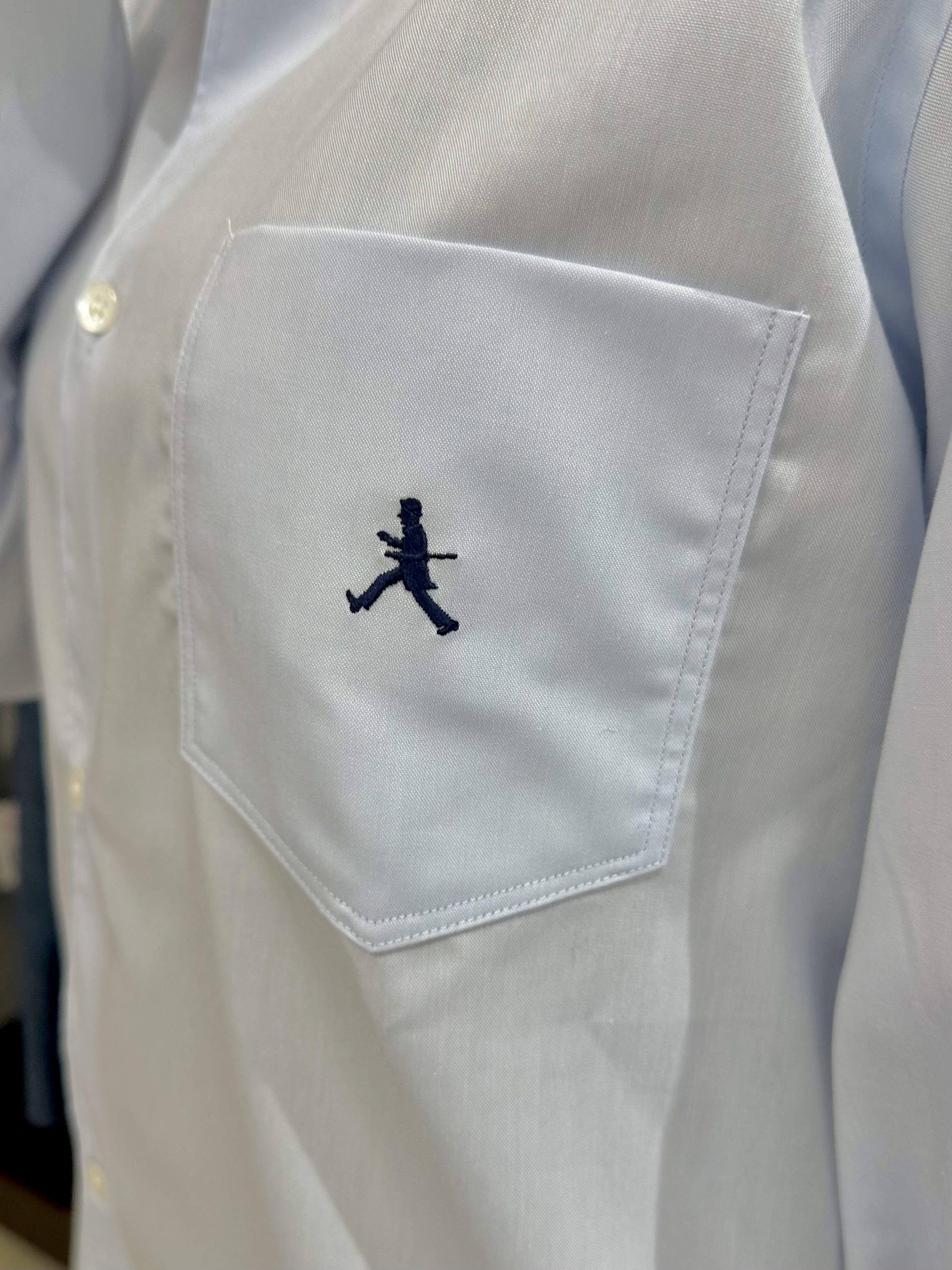 オノアサミさんの「TAKEO KIKUCHI｜【BOWLER HAT LABEL】ボーラーハットウォーカー刺繍 ボタンダウンシャツ」を使ったコーディネート