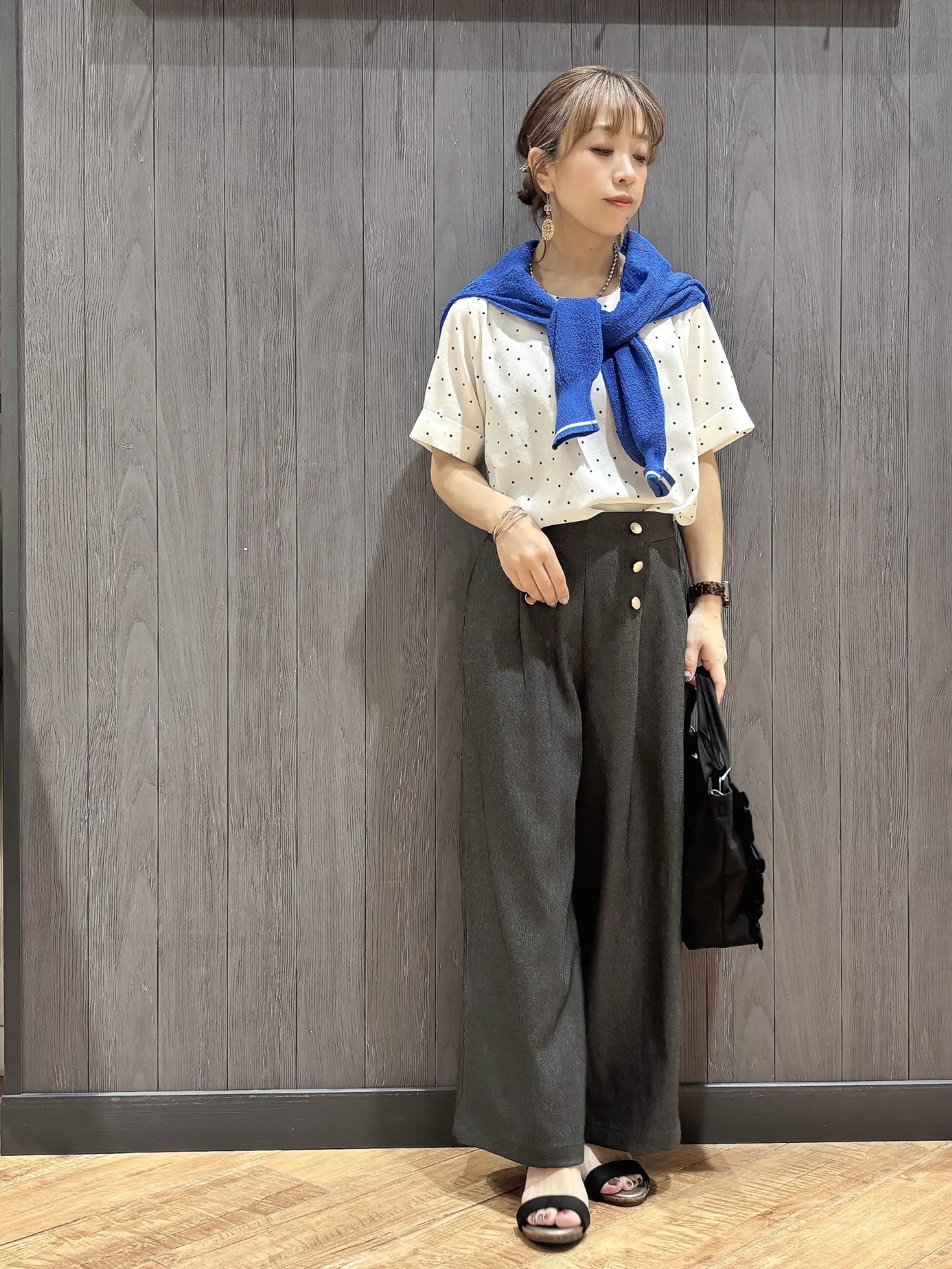 meiさんの「SHOO･LA･RUE｜【S-LL/洗濯機可】メタルバーがアクセント アクセいらずのドット柄ブラウス」を使ったコーディネート