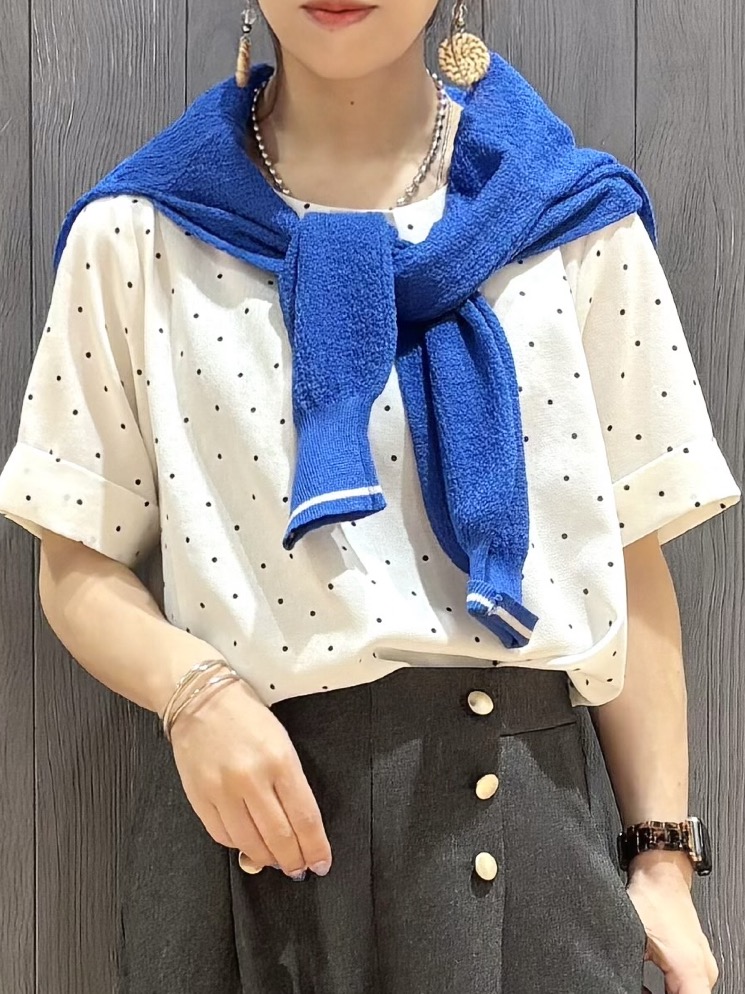 meiさんの「SHOO･LA･RUE｜【S-LL/洗濯機可】メタルバーがアクセント アクセいらずのドット柄ブラウス」を使ったコーディネート