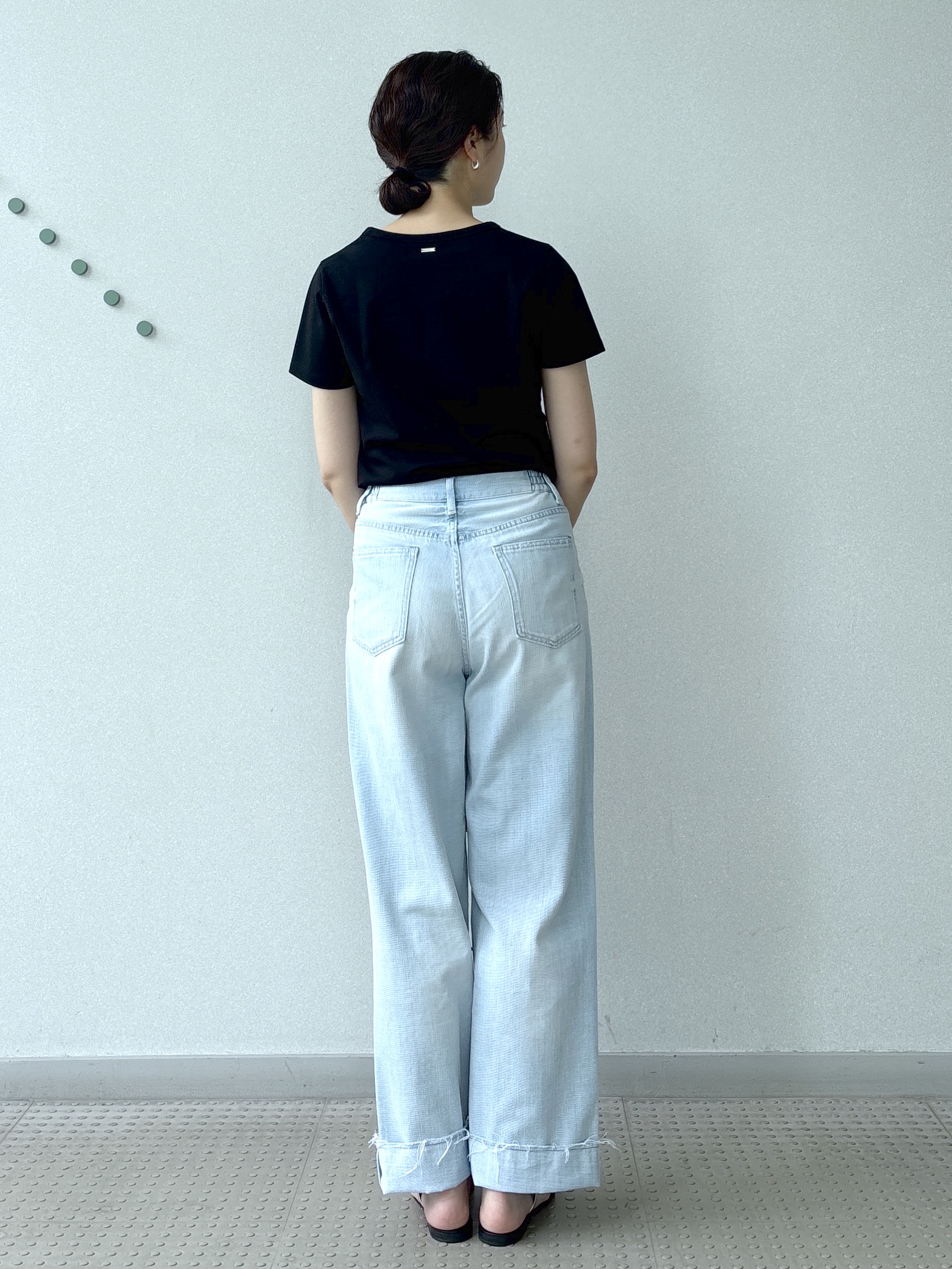 saitoさんの「DRESSTERIOR｜【接触冷感/抗菌防臭/UVカット】クールデオドラント UネックTシャツ」を使ったコーディネート