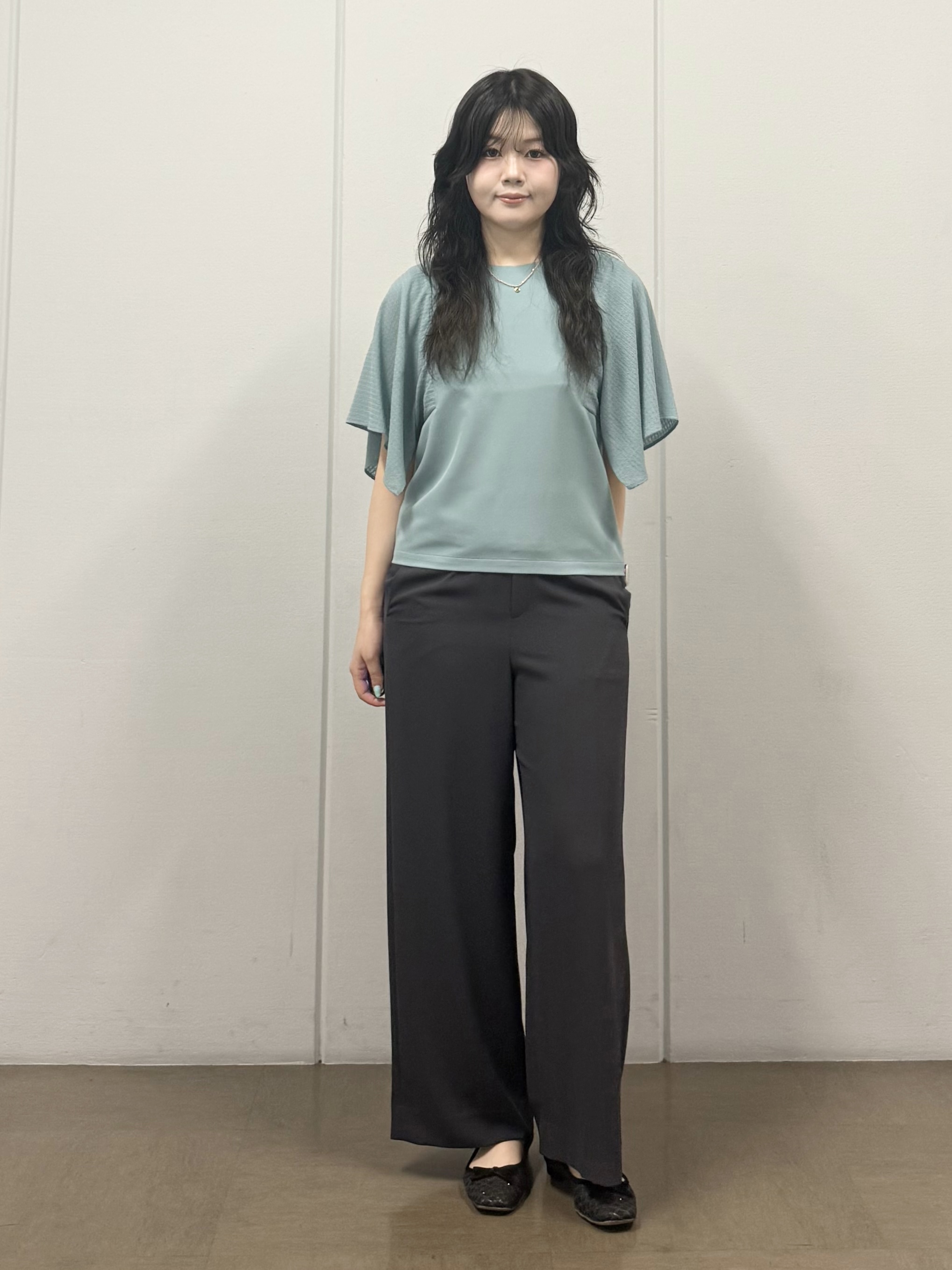 mizukiさんの「INDIVI｜【洗える／シアーチェック柄】異素材コンビスリーブトップス」を使ったコーディネート