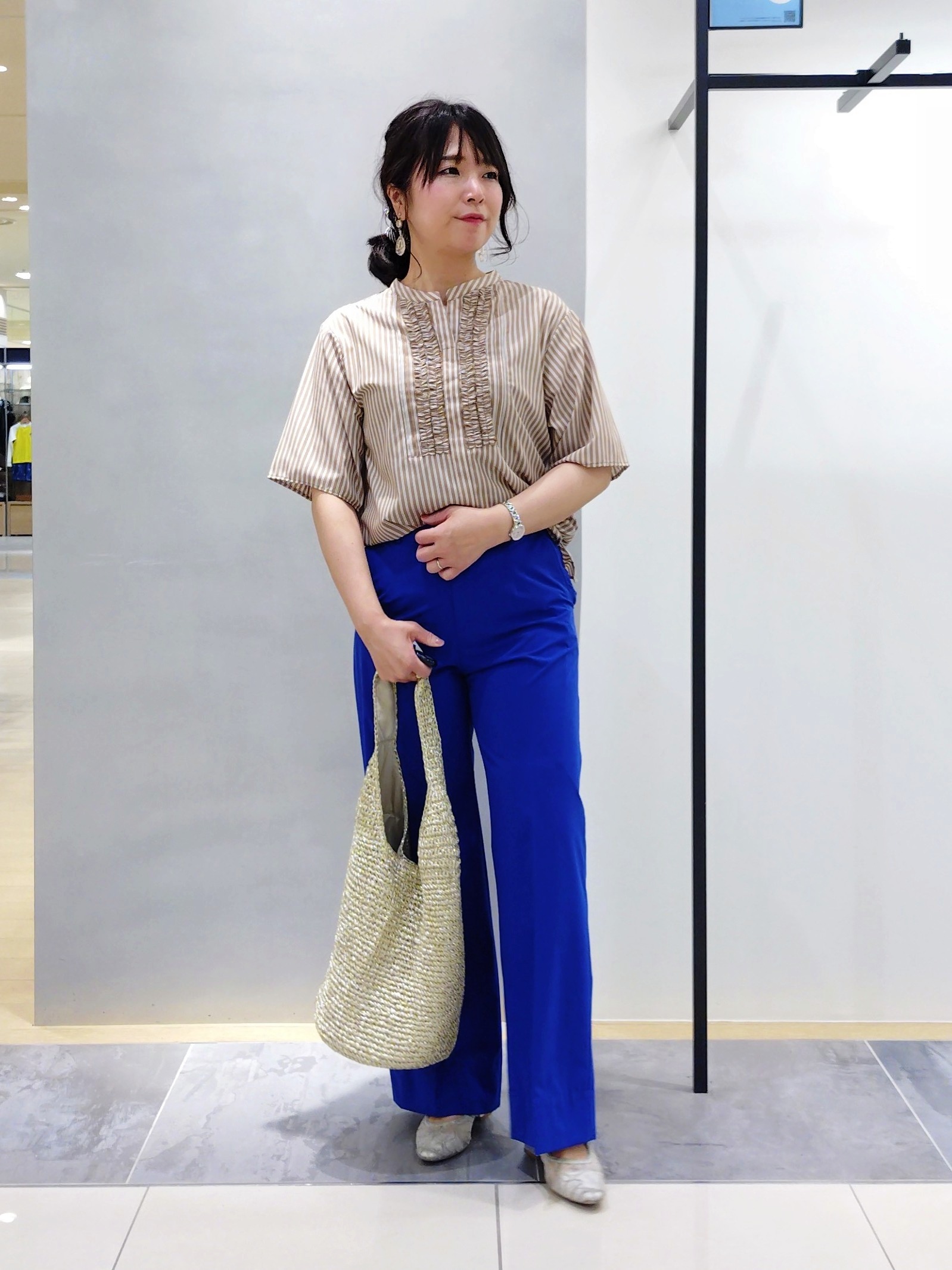 TOMOMIさんの「INDIVI｜【撥水／UVカット】ライトフーディーブルゾン」を使ったコーディネート