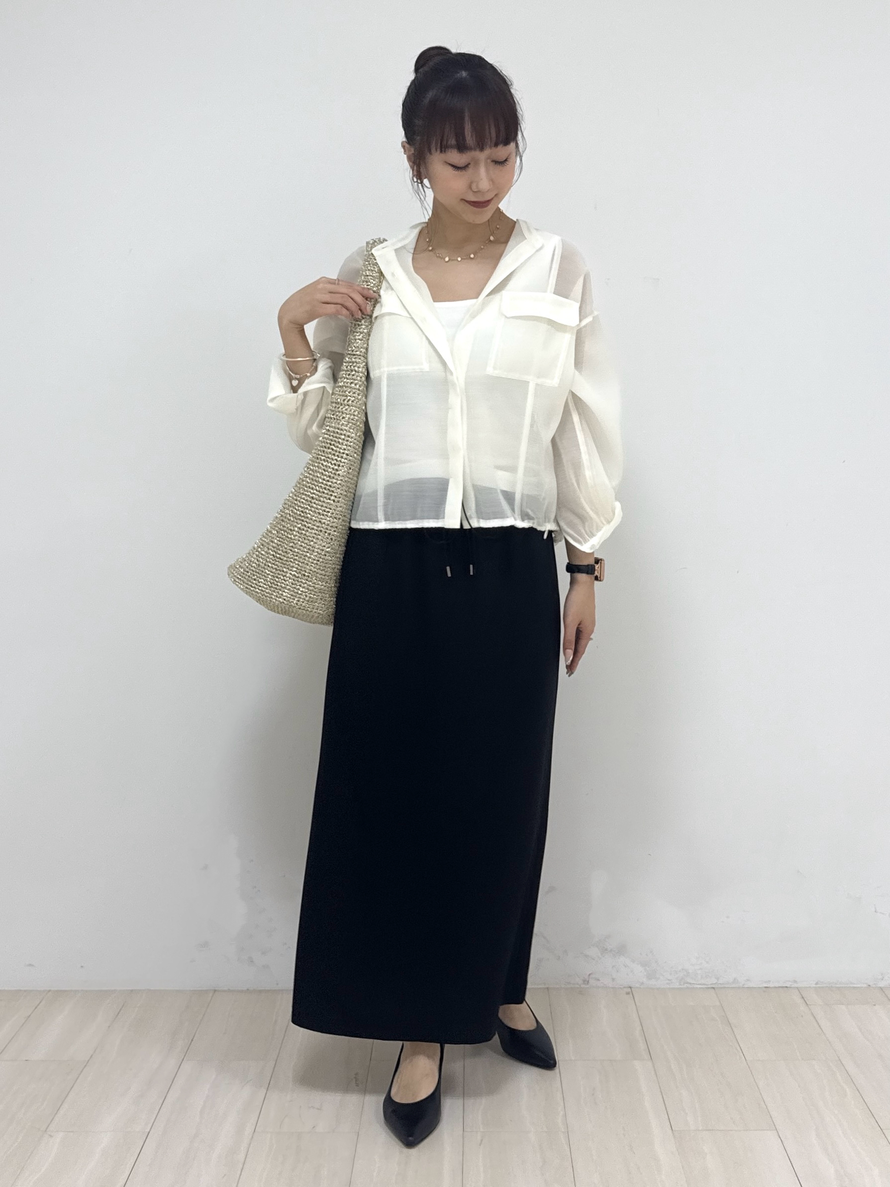 萩原 優里菜さんの「INDIVI｜【トレンド／2WAY】裾ドロスト付きシアーブラウスブルゾン」を使ったコーディネート