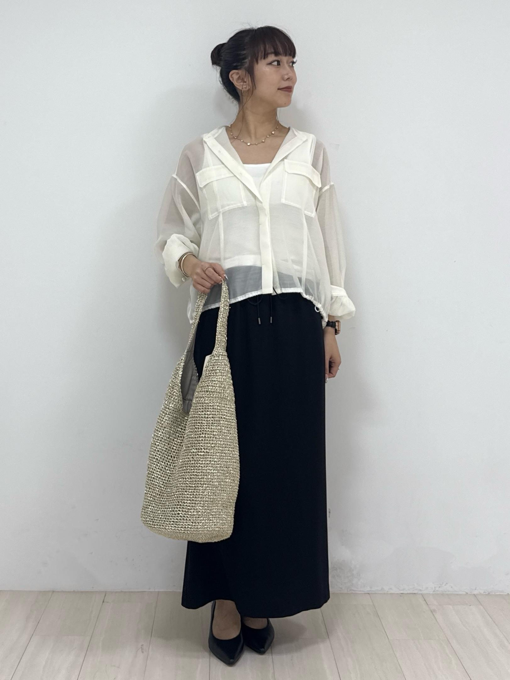 萩原 優里菜さんの「INDIVI｜【トレンド／2WAY】裾ドロスト付きシアーブラウスブルゾン」を使ったコーディネート