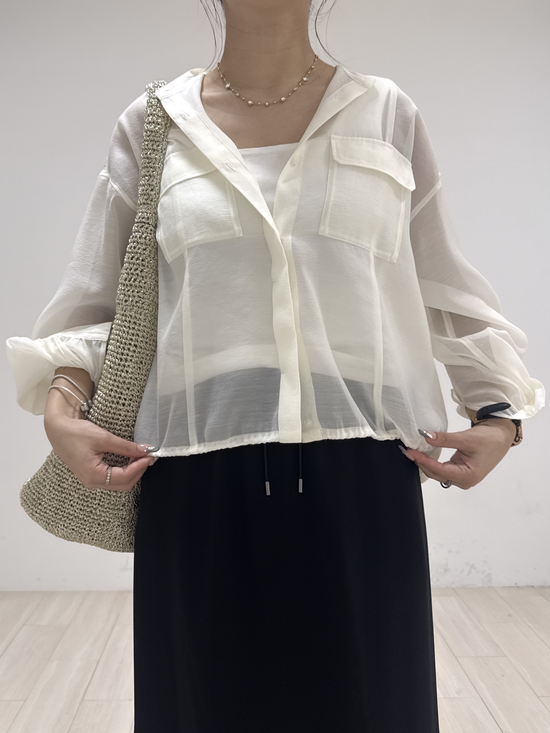 萩原 優里菜さんの「INDIVI｜【トレンド／2WAY】裾ドロスト付きシアーブラウスブルゾン」を使ったコーディネート