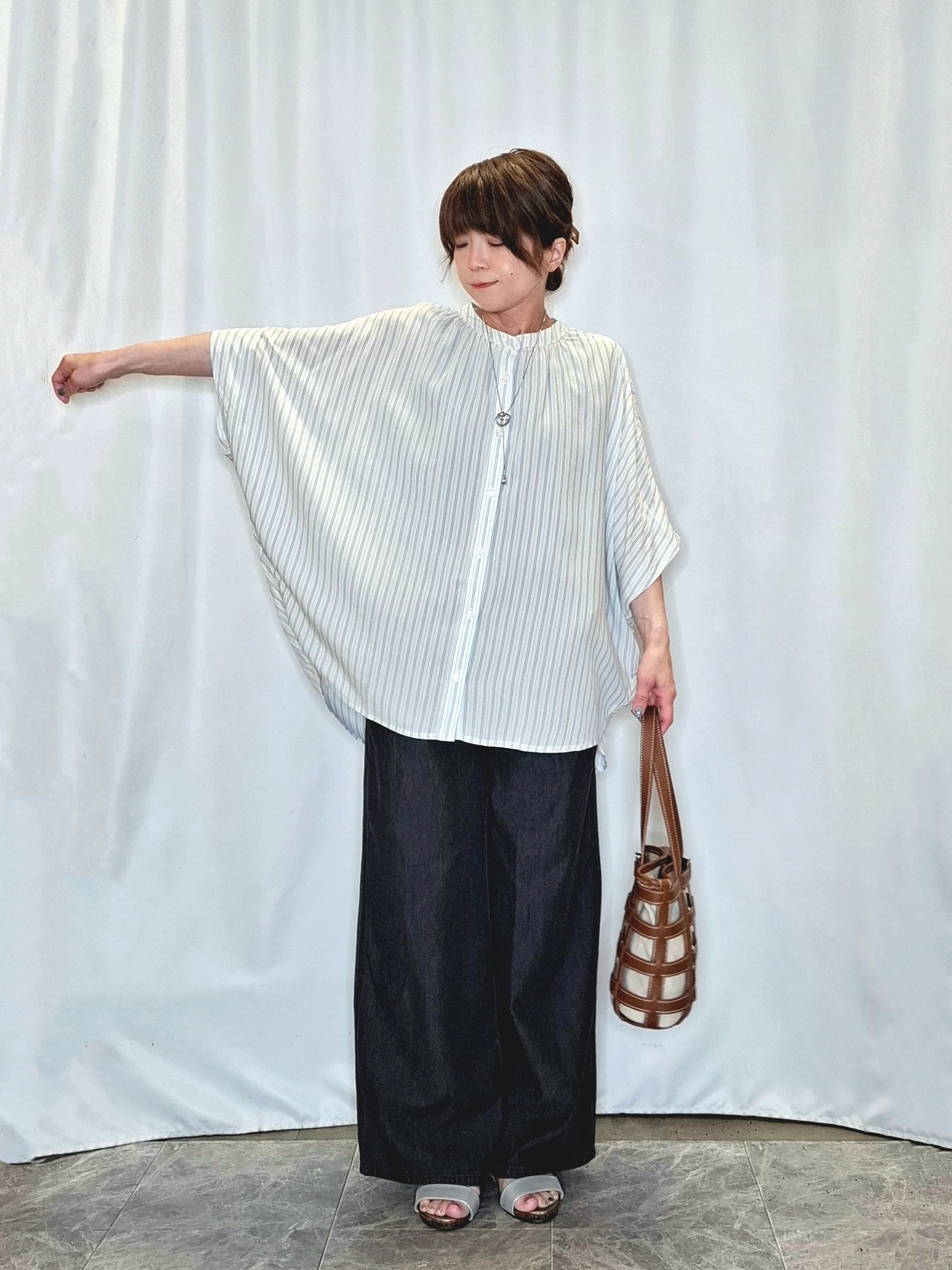 ぬーさんの「SHOO･LA･RUE｜【ひんやり/洗濯機可/体型カバー】二の腕隠れる ゆるっと襟ギャザーレーヨンブラウス」を使ったコーディネート