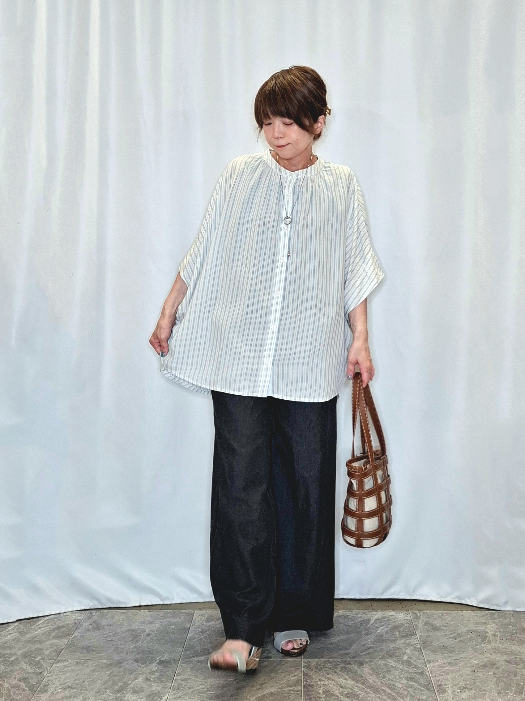ぬーさんの「SHOO･LA･RUE｜【ひんやり/洗濯機可/体型カバー】二の腕隠れる ゆるっと襟ギャザーレーヨンブラウス」を使ったコーディネート