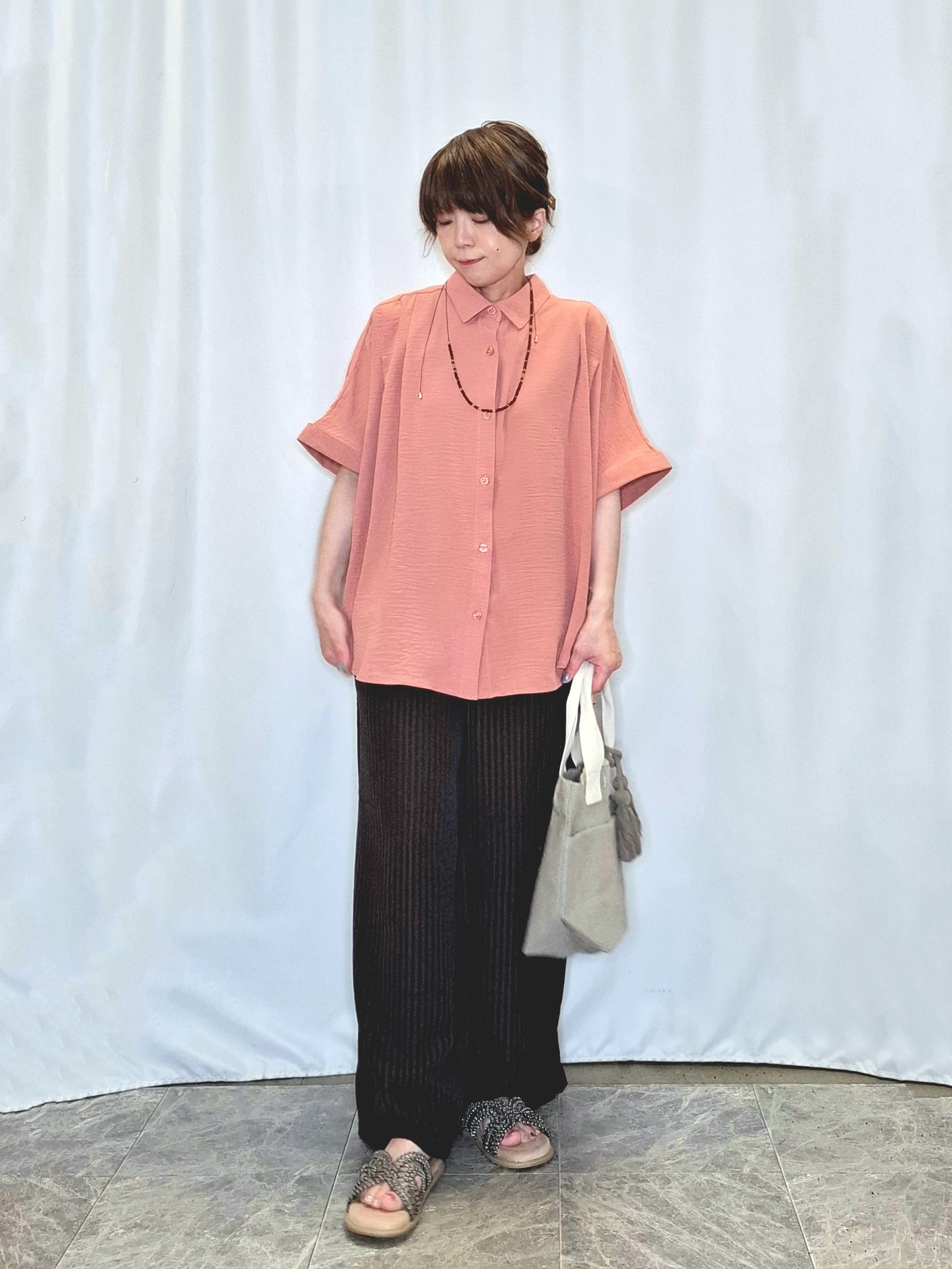ぬーさんの「SHOO･LA･RUE｜【ひんやり/洗濯後しわになりにくい/S-LL】着るだけでこなれ見え 二の腕も隠せるデザイン半袖シャツ」を使ったコーディネート