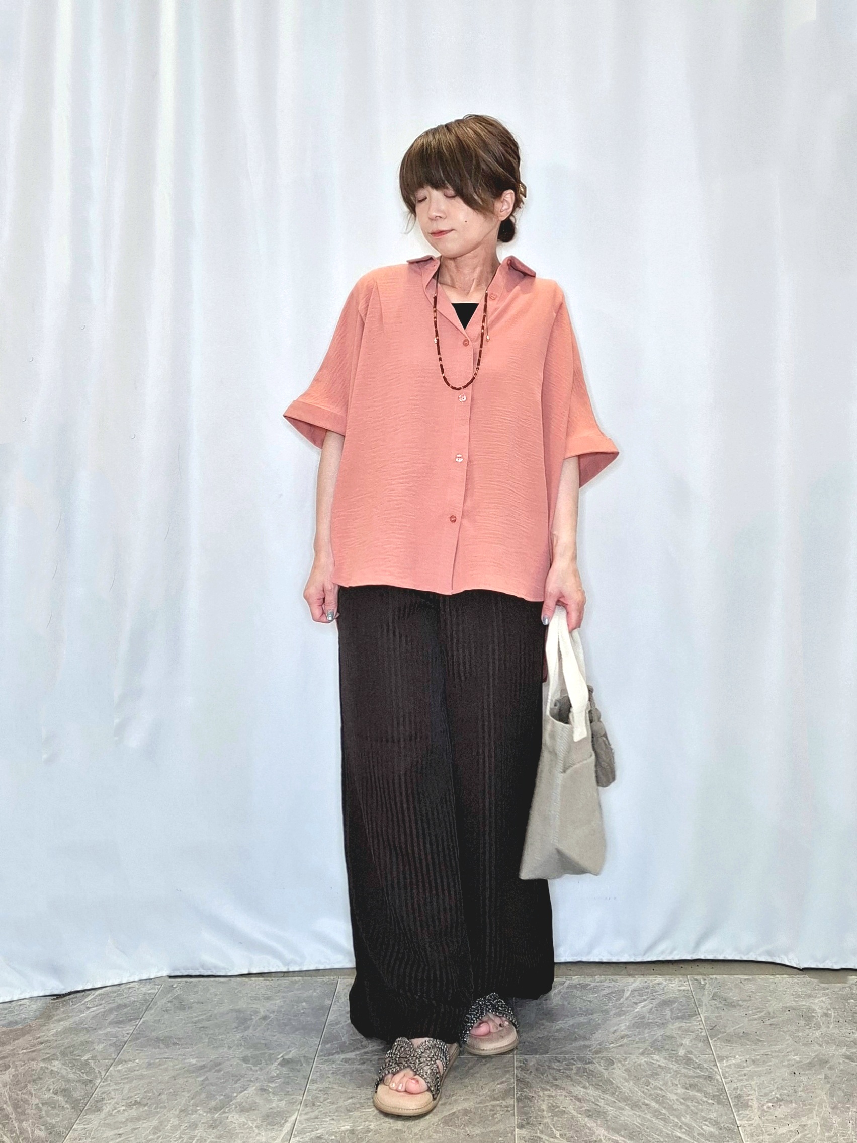 ぬーさんの「SHOO･LA･RUE｜【ひんやり/洗濯後しわになりにくい/S-LL】着るだけでこなれ見え 二の腕も隠せるデザイン半袖シャツ」を使ったコーディネート