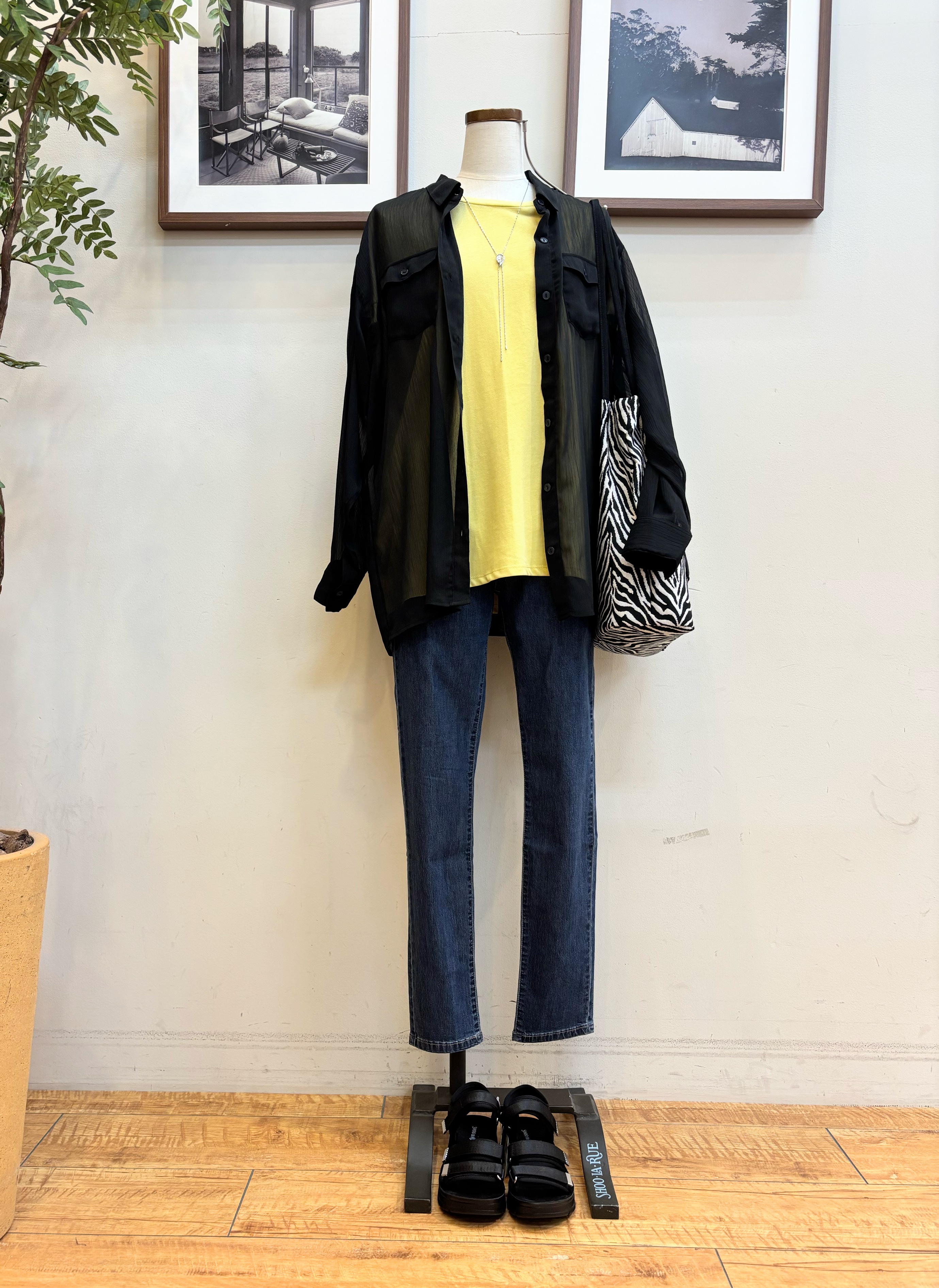 maiさんの「SHOO･LA･RUE｜【洗濯機可】ダブルポケット 楊柳しぼしぼシアーシャツ」を使ったコーディネート
