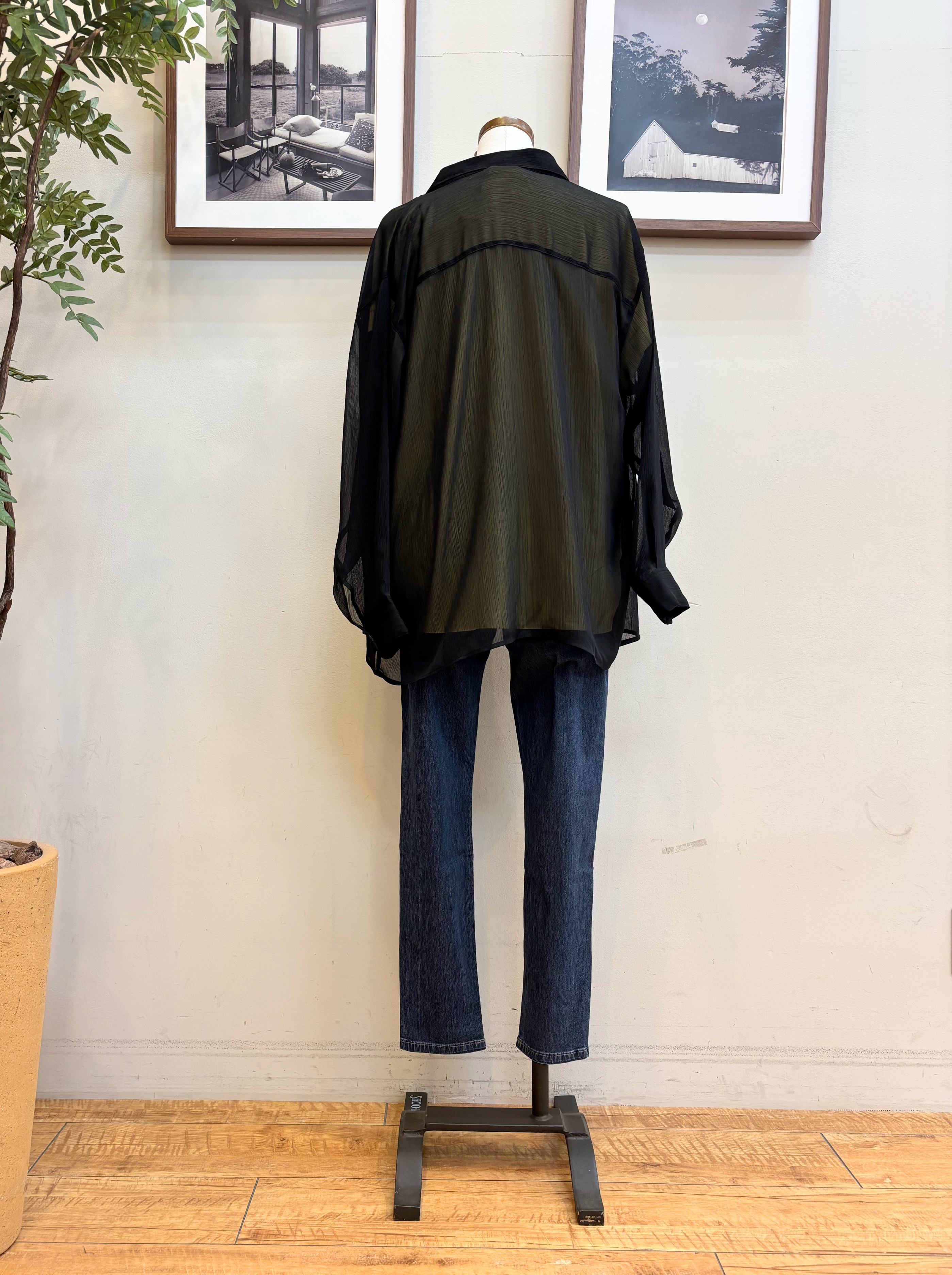 maiさんの「SHOO･LA･RUE｜【洗濯機可】ダブルポケット 楊柳しぼしぼシアーシャツ」を使ったコーディネート