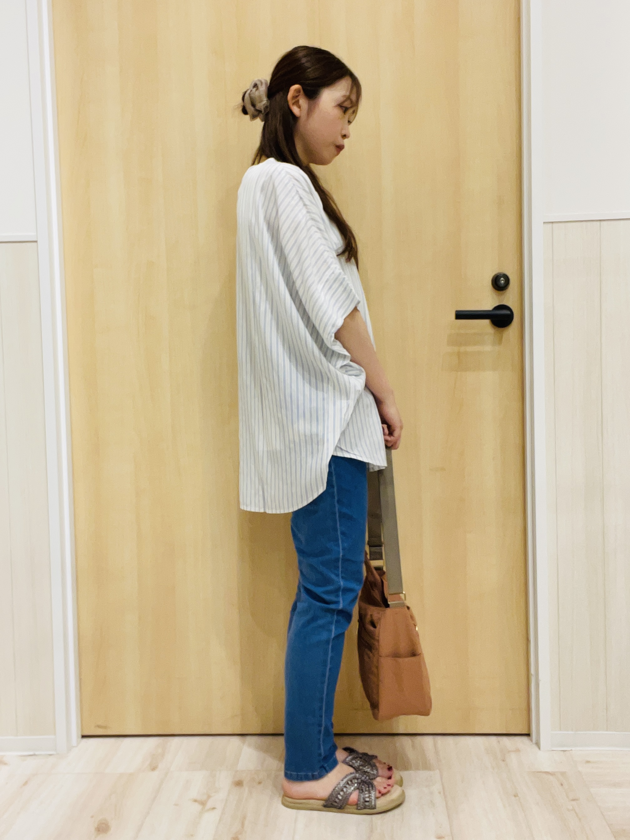 minamiさんの「SHOO･LA･RUE｜【ひんやり/洗濯機可/体型カバー】二の腕隠れる ゆるっと襟ギャザーレーヨンブラウス」を使ったコーディネート