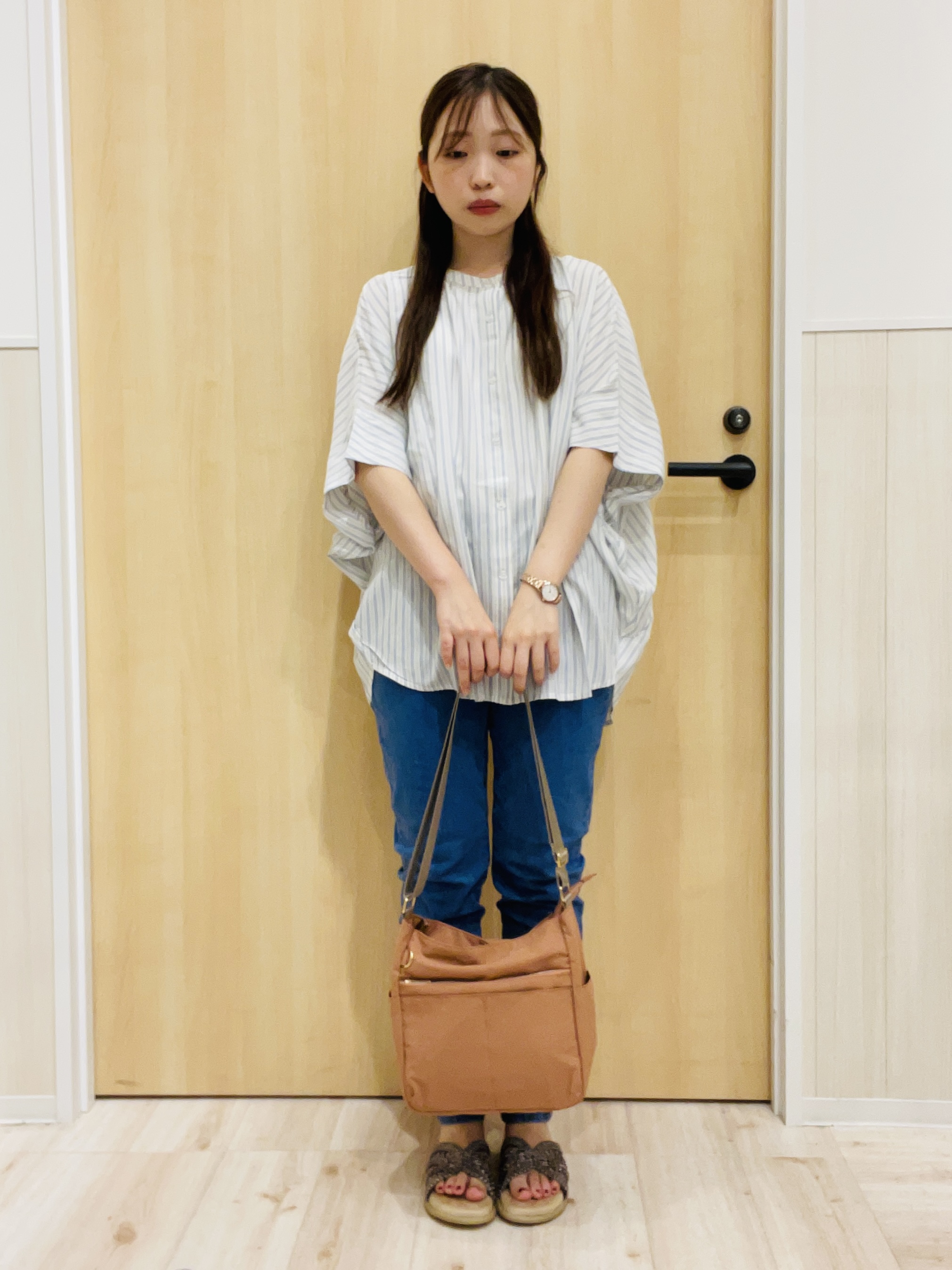 minamiさんの「SHOO･LA･RUE｜【ひんやり/洗濯機可/体型カバー】二の腕隠れる ゆるっと襟ギャザーレーヨンブラウス」を使ったコーディネート