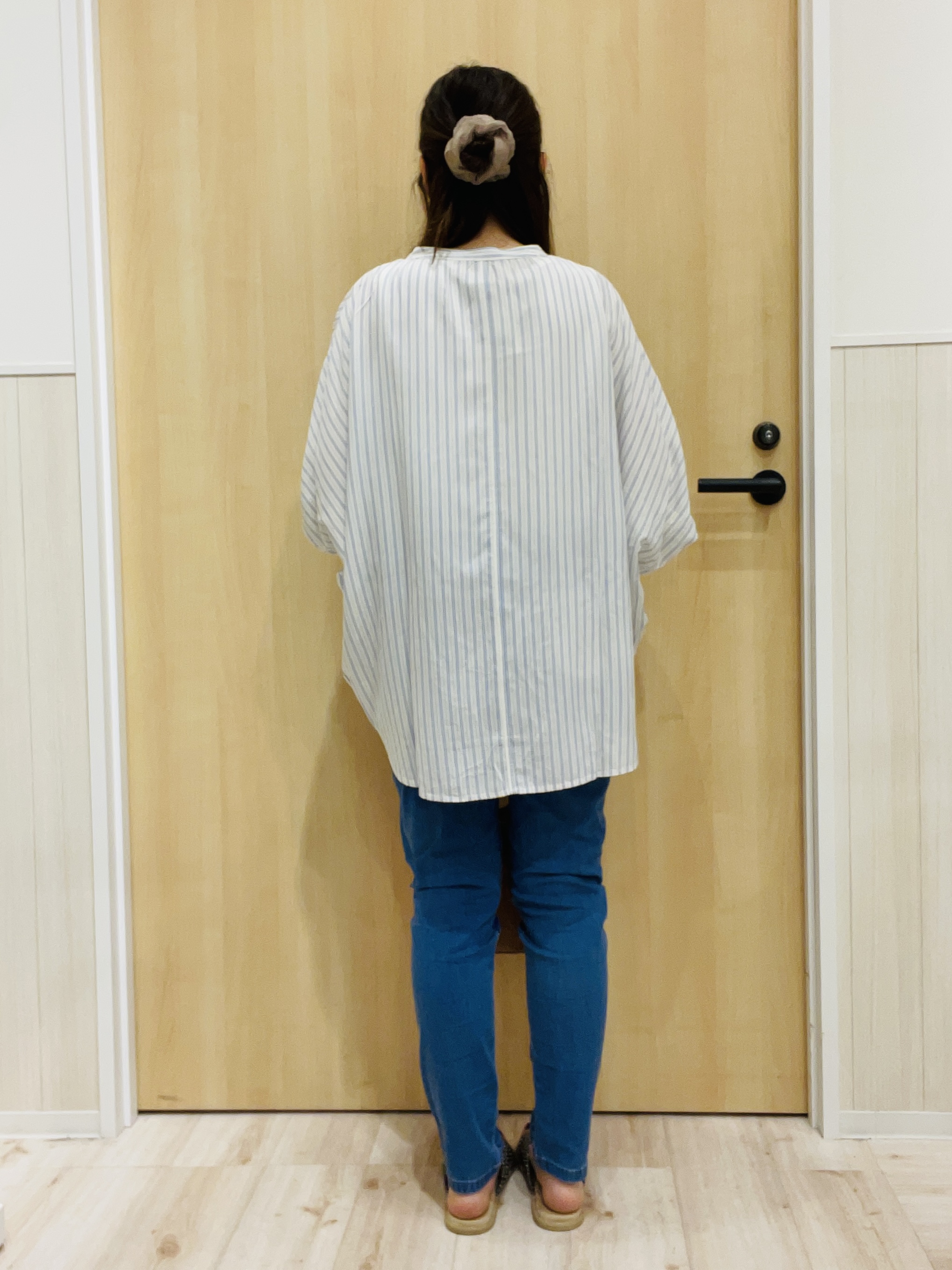 minamiさんの「SHOO･LA･RUE｜【ひんやり/洗濯機可/体型カバー】二の腕隠れる ゆるっと襟ギャザーレーヨンブラウス」を使ったコーディネート
