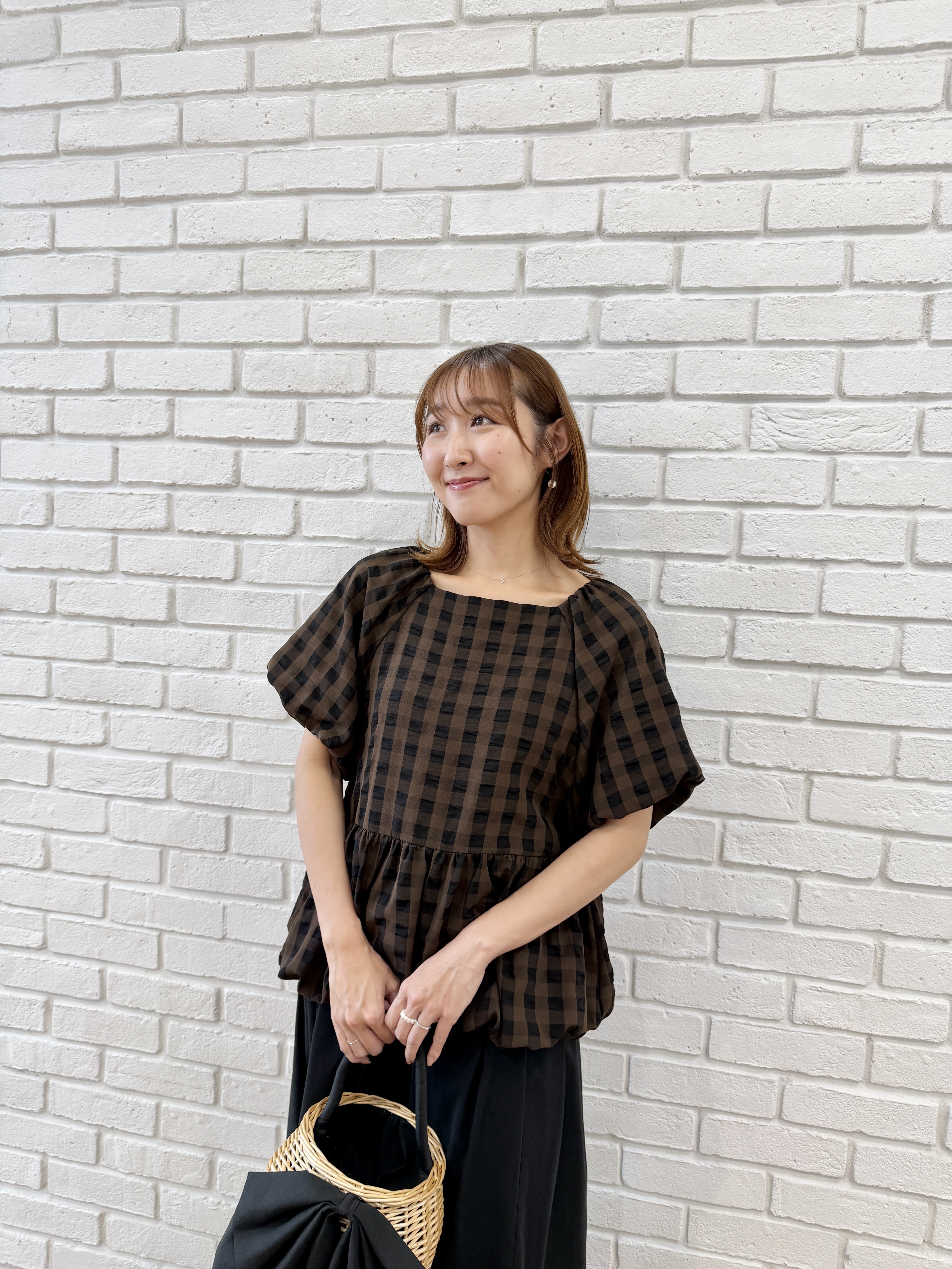 みぃさんの「Couture brooch｜【体型カバー・洗濯機可】ギンガムチェック バルーンスリーブブラウス」を使ったコーディネート
