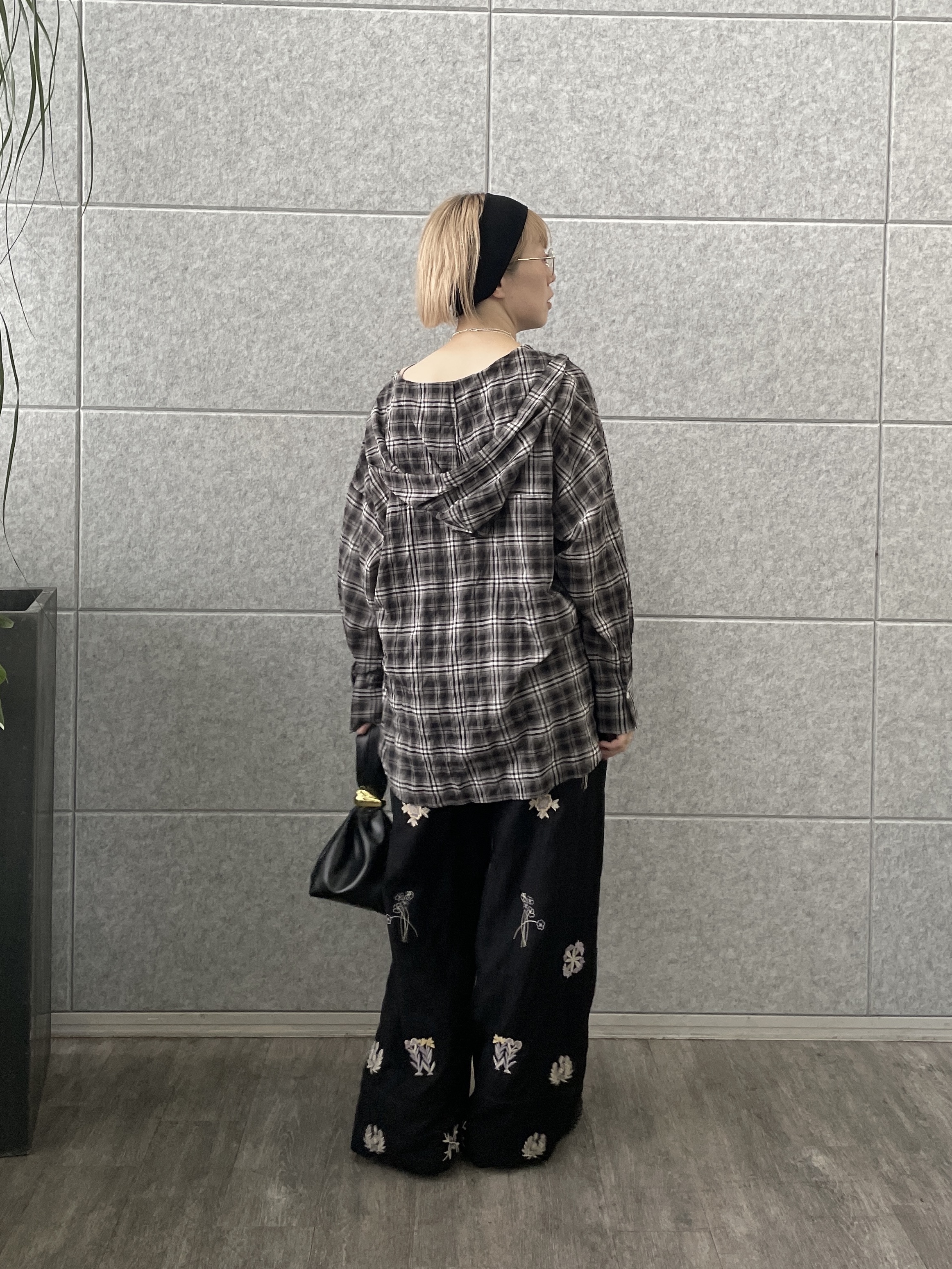 mikuさんの「INDIVI｜アート刺繍イージーパンツ【セットアップ可能】」を使ったコーディネート