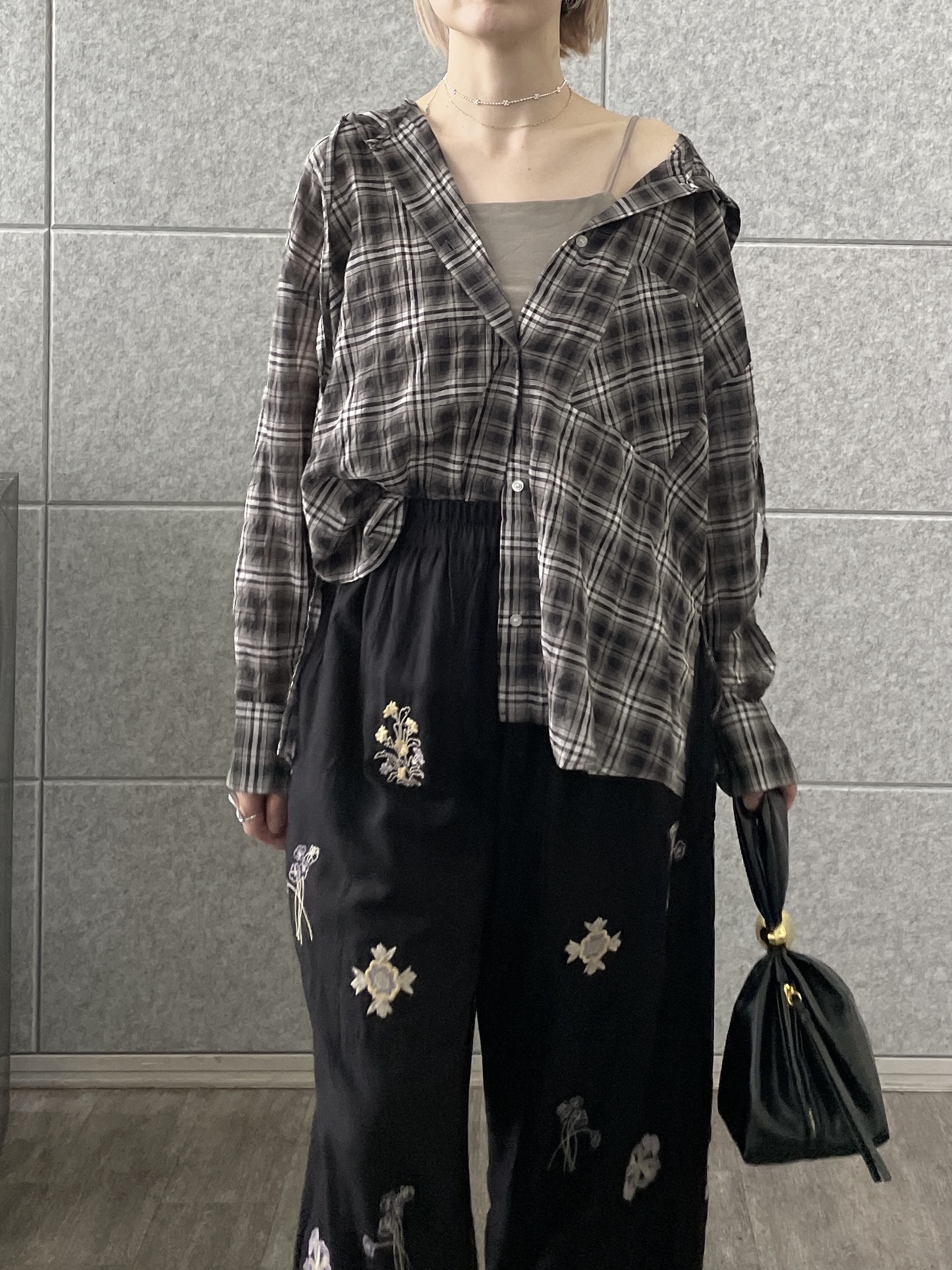 mikuさんの「INDIVI｜アート刺繍イージーパンツ【セットアップ可能】」を使ったコーディネート