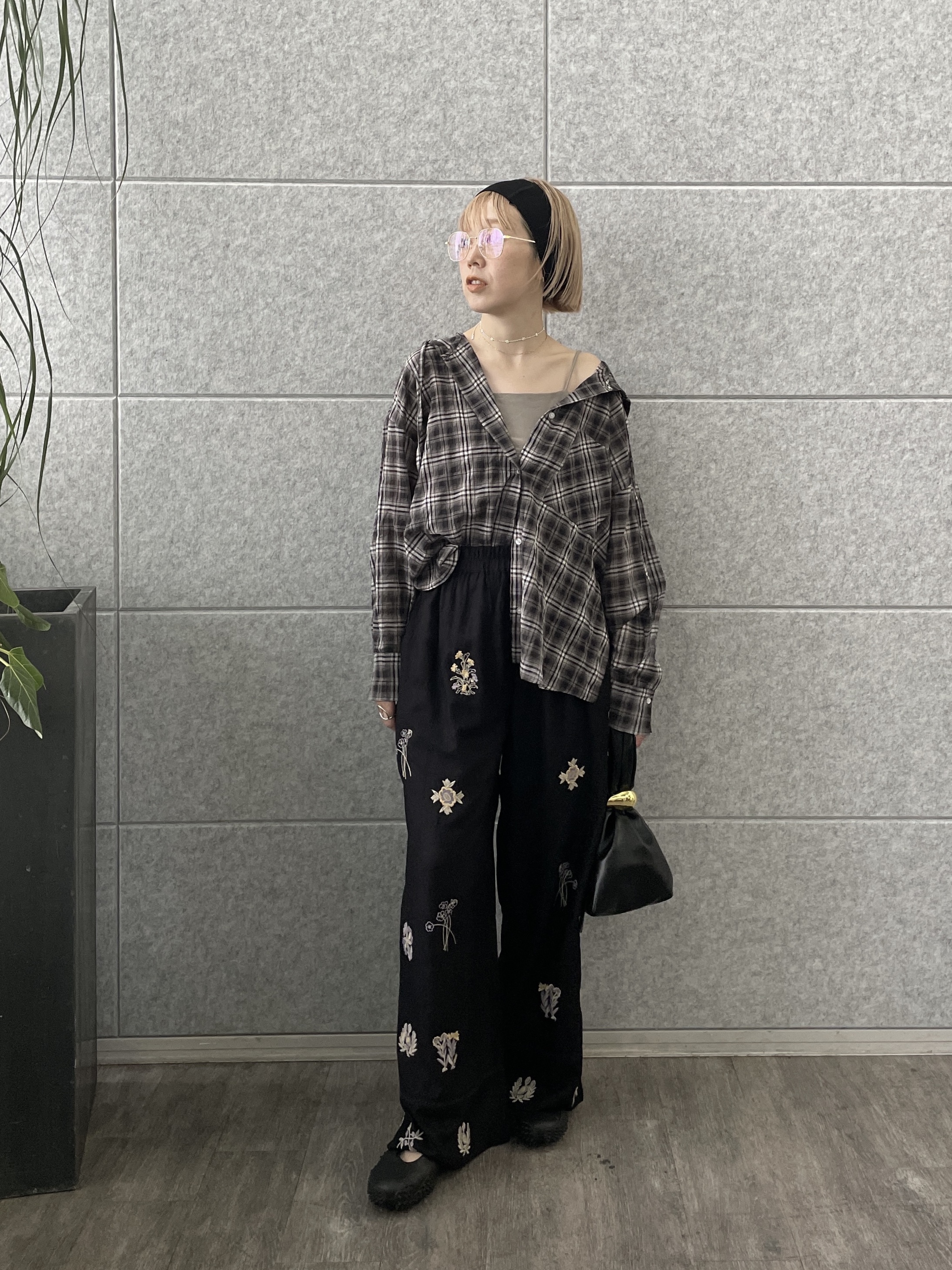 mikuさんの「INDIVI｜アート刺繍イージーパンツ【セットアップ可能】」を使ったコーディネート