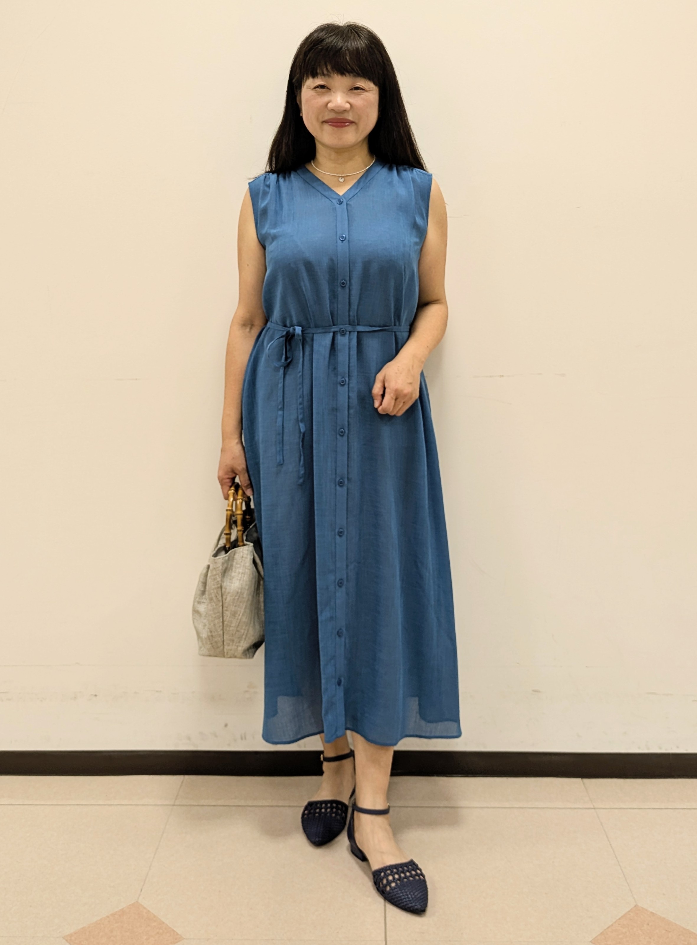 ともさんの「UNTITLED｜【通気性/前開きボタン】シアーVネックワンピース」を使ったコーディネート