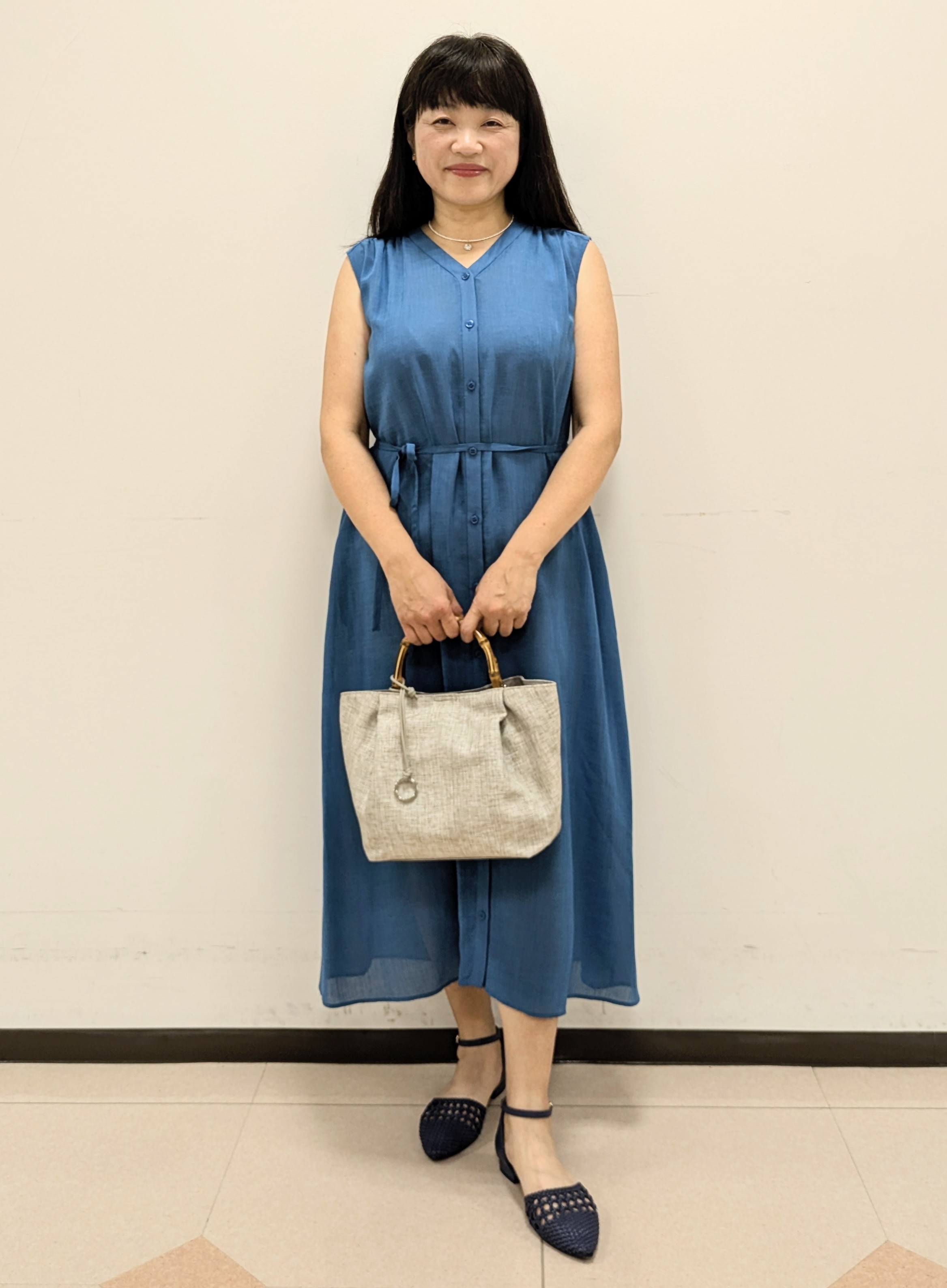 ともさんの「UNTITLED｜【通気性/前開きボタン】シアーVネックワンピース」を使ったコーディネート