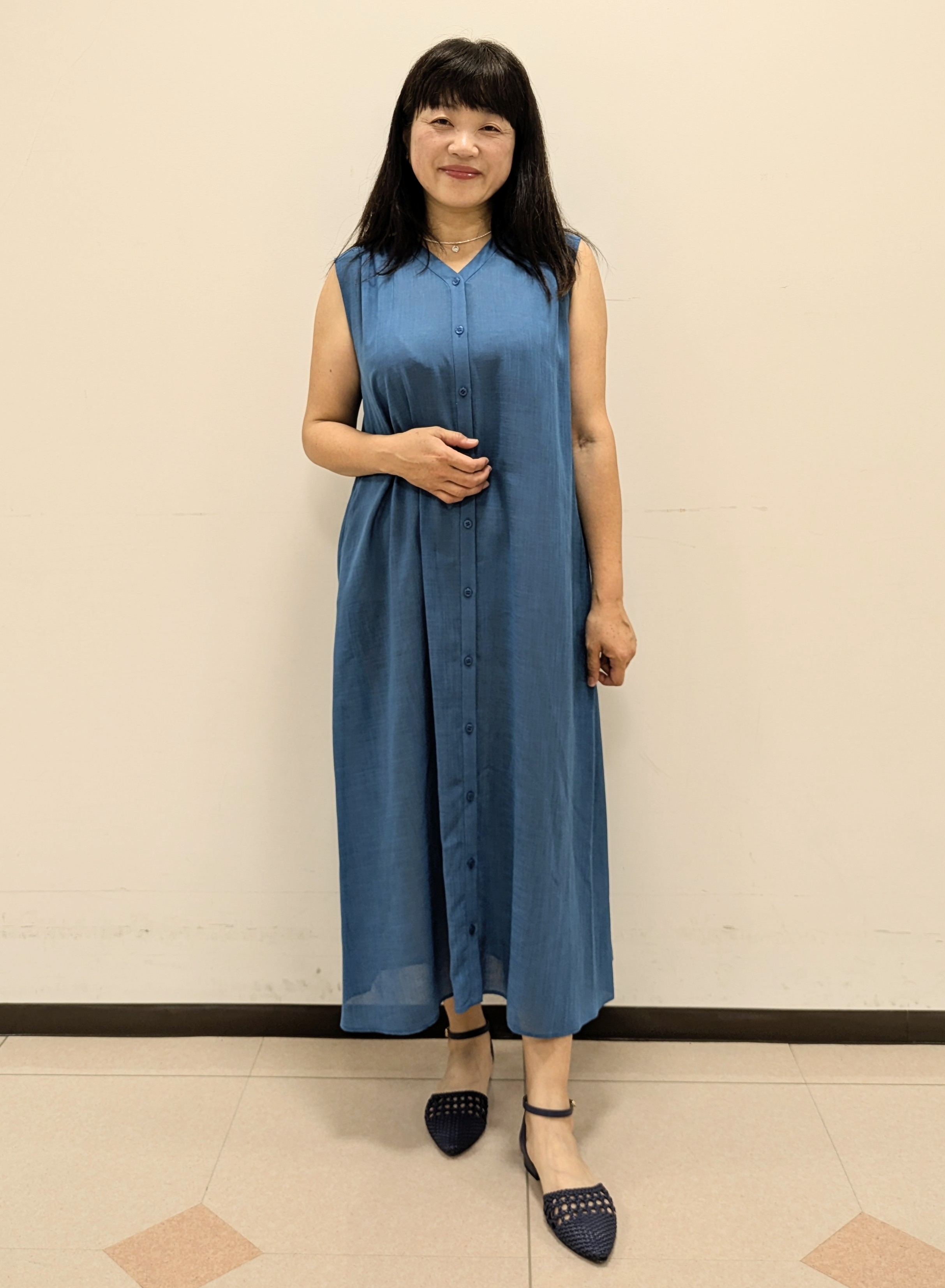 ともさんの「UNTITLED｜【通気性/前開きボタン】シアーVネックワンピース」を使ったコーディネート