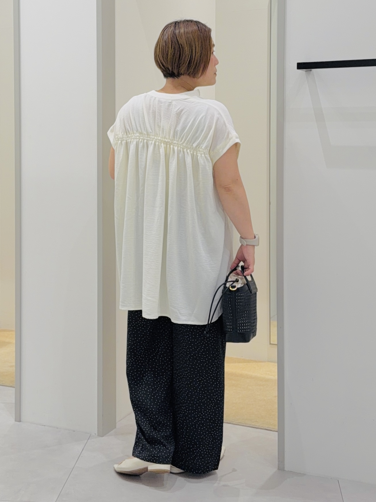タナさんの「THE SHOP TK｜【夏に嬉しい機能つき】ひんやりさらさら シャーリングブラウス」を使ったコーディネート