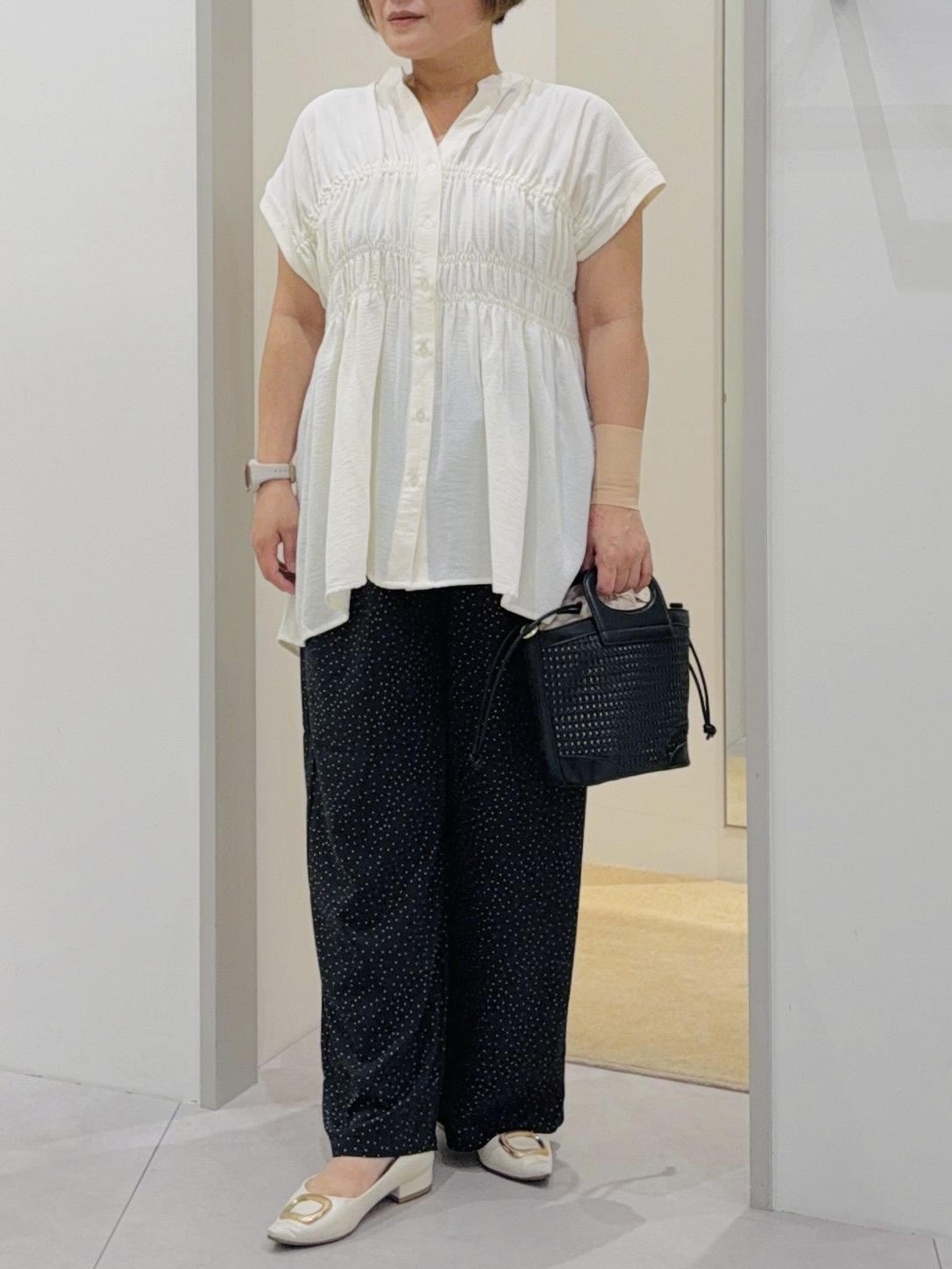 タナさんの「THE SHOP TK｜【夏に嬉しい機能つき】ひんやりさらさら シャーリングブラウス」を使ったコーディネート