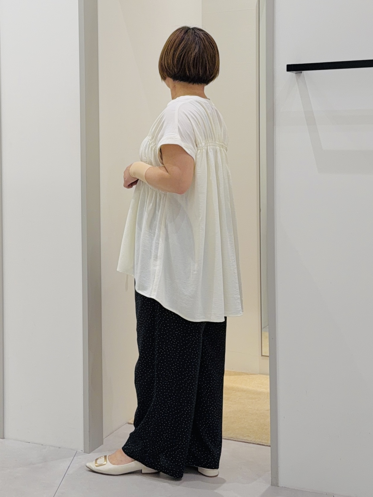 タナさんの「THE SHOP TK｜【夏に嬉しい機能つき】ひんやりさらさら シャーリングブラウス」を使ったコーディネート