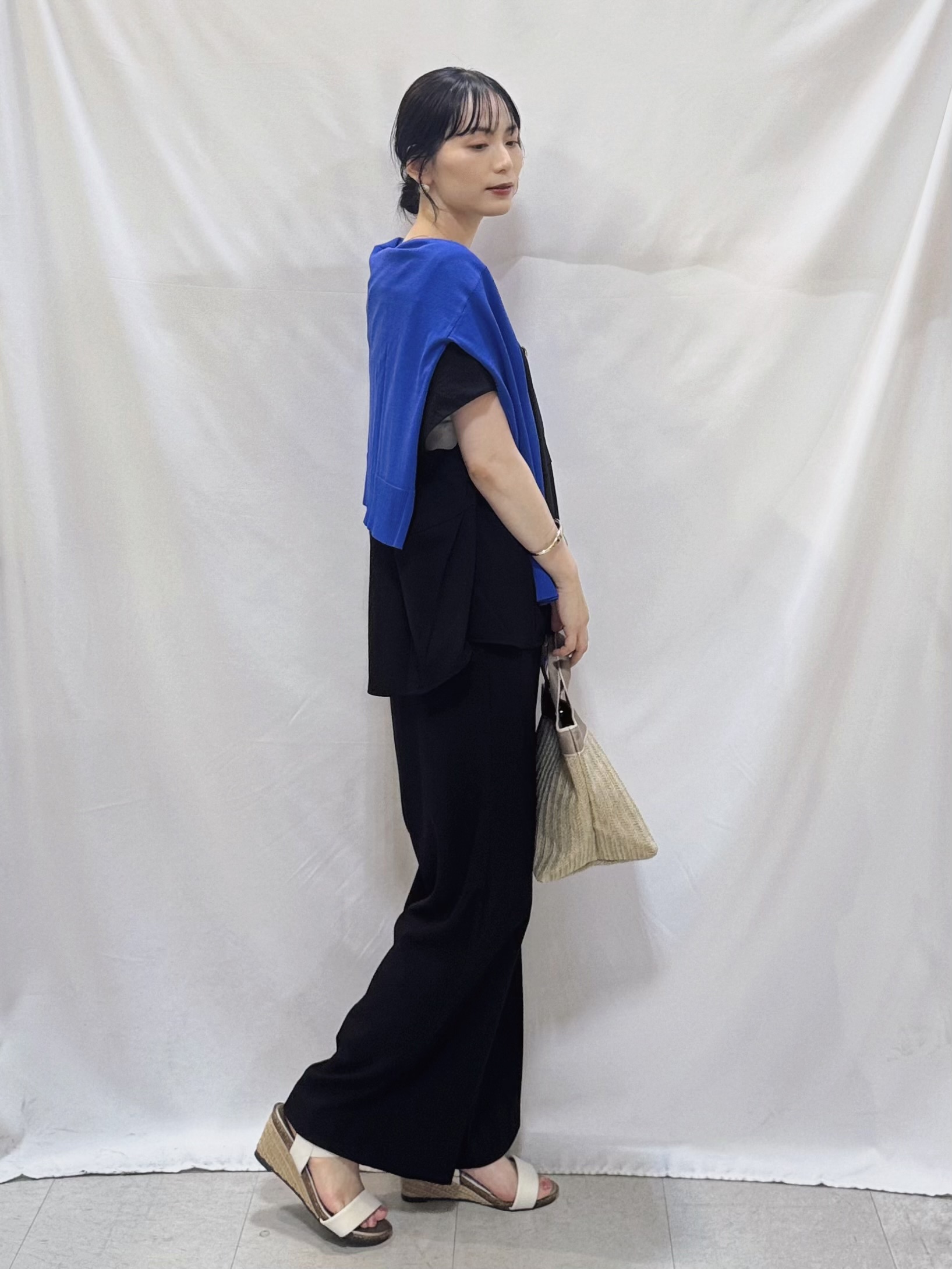 𝐇𝐢𝐫𝐨𝐦𝐢さんの「SHOO･LA･RUE｜【洗濯機可/ひんやり/UV】さらっとしたタッチが心地よい ショート丈 Vネックカーディガン」を使ったコーディネート