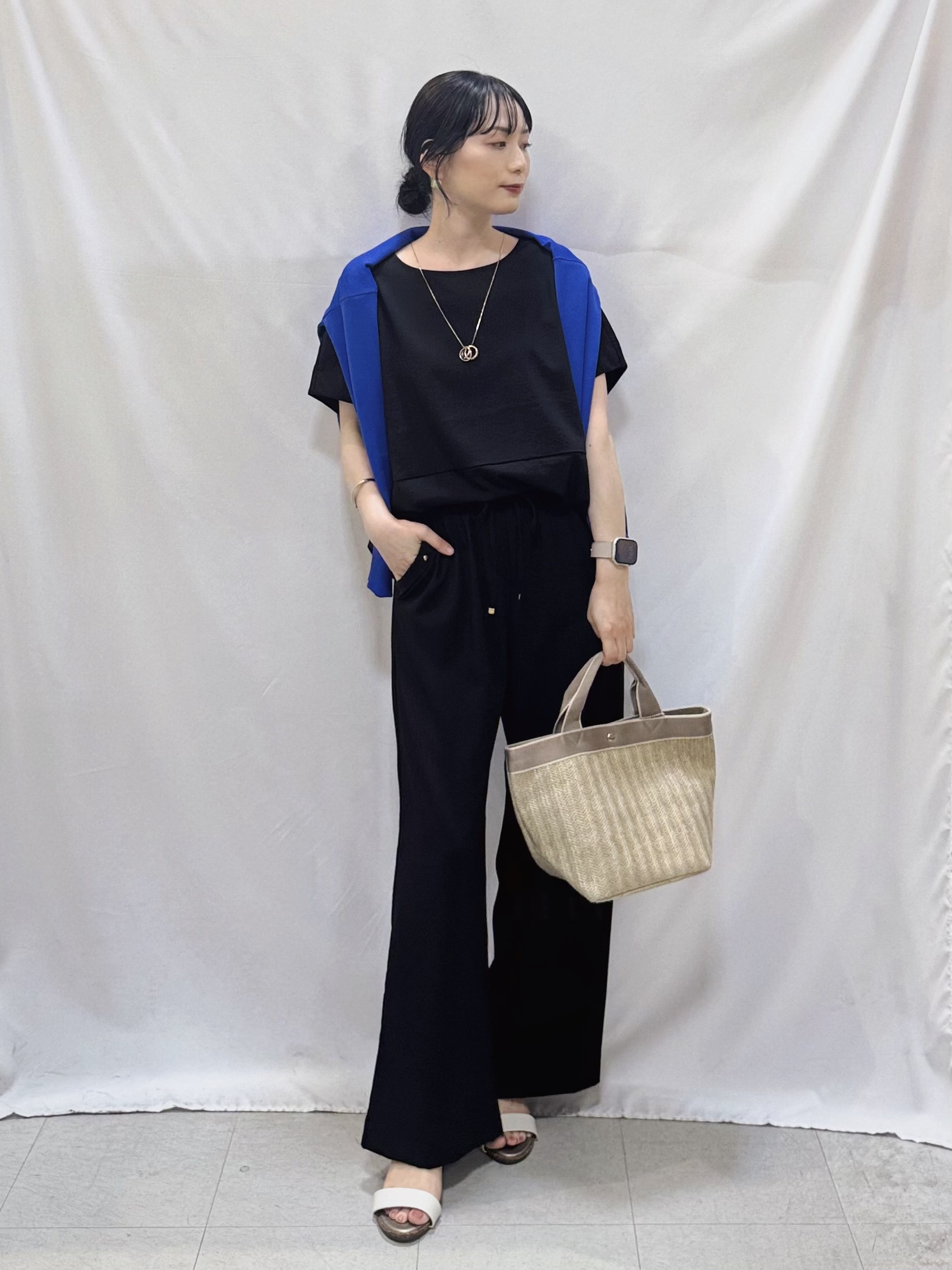 𝐇𝐢𝐫𝐨𝐦𝐢さんの「SHOO･LA･RUE｜【洗濯機可/ひんやり/UV】さらっとしたタッチが心地よい ショート丈 Vネックカーディガン」を使ったコーディネート