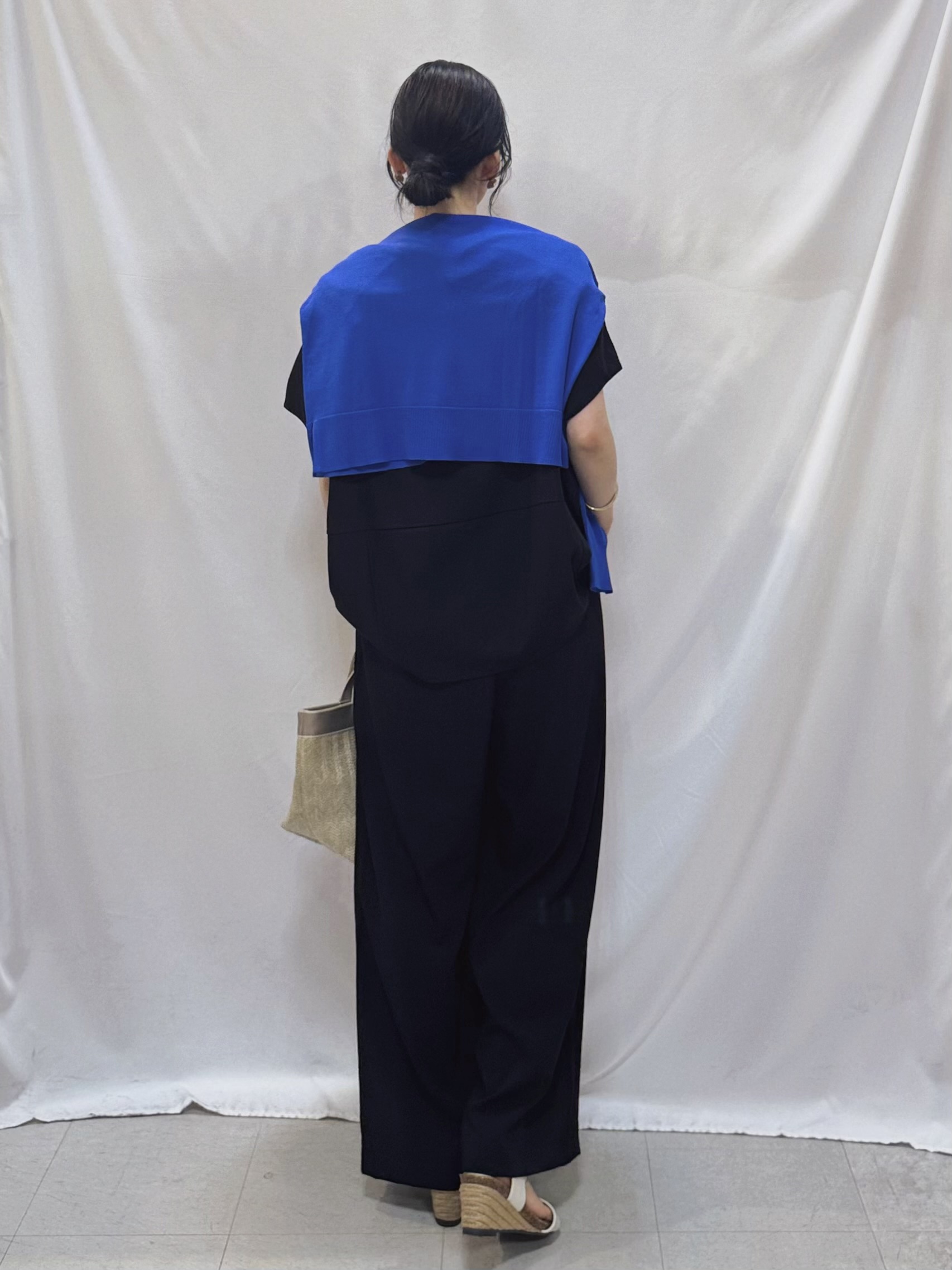 𝐇𝐢𝐫𝐨𝐦𝐢さんの「SHOO･LA･RUE｜【洗濯機可/ひんやり/UV】さらっとしたタッチが心地よい ショート丈 Vネックカーディガン」を使ったコーディネート