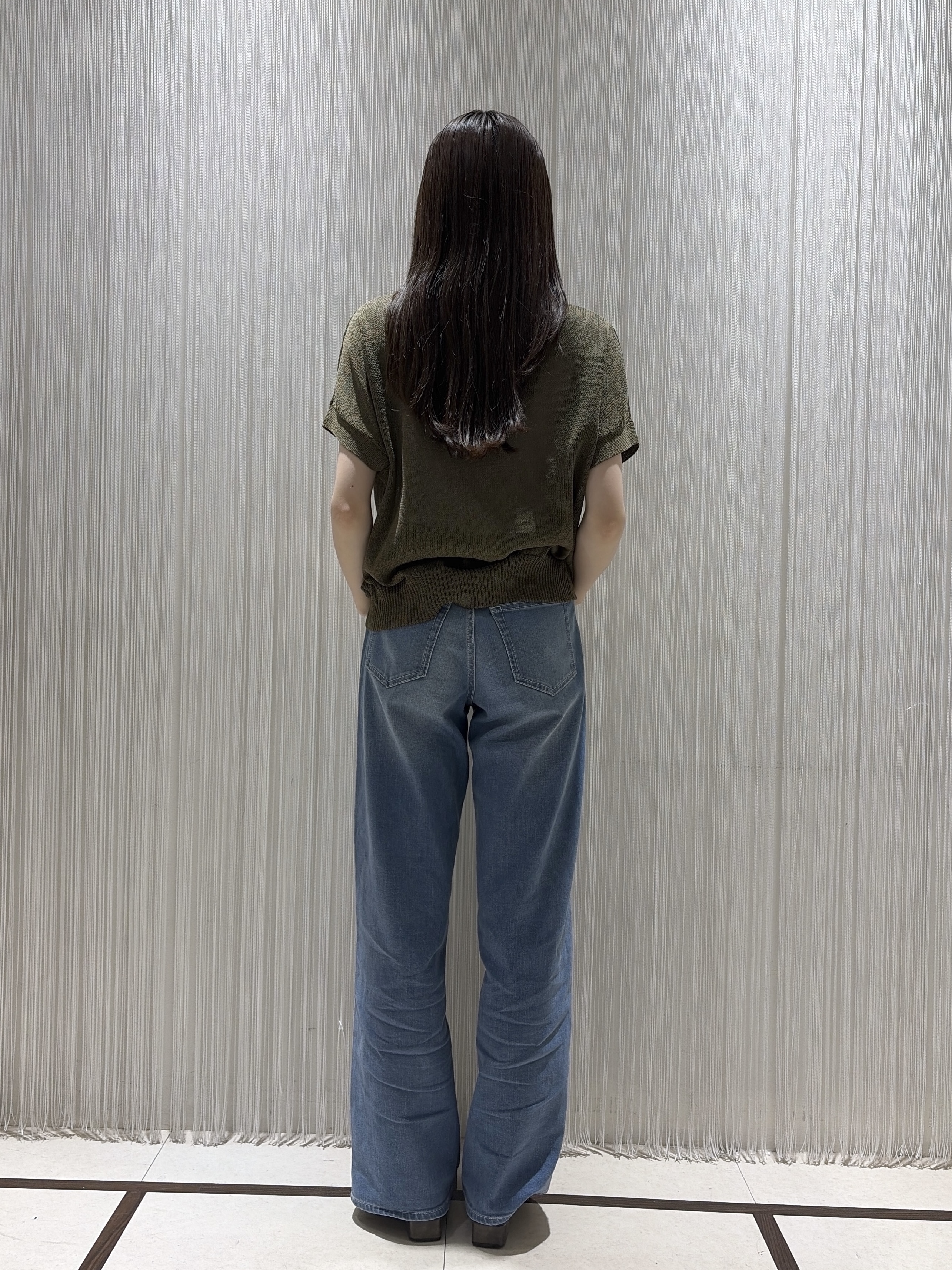 岡田美詩さんの「UNTITLED｜【洗える/清涼感】ドライタッチスリーブレスカーディガン」を使ったコーディネート