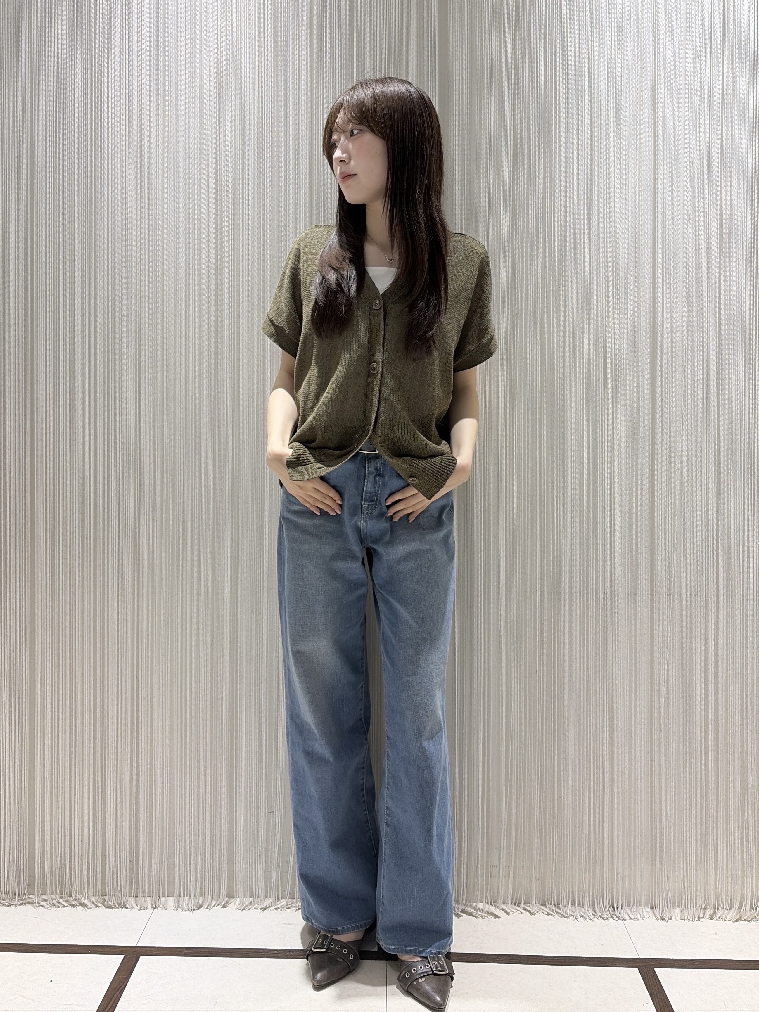岡田美詩さんの「UNTITLED｜【洗える/清涼感】ドライタッチスリーブレスカーディガン」を使ったコーディネート