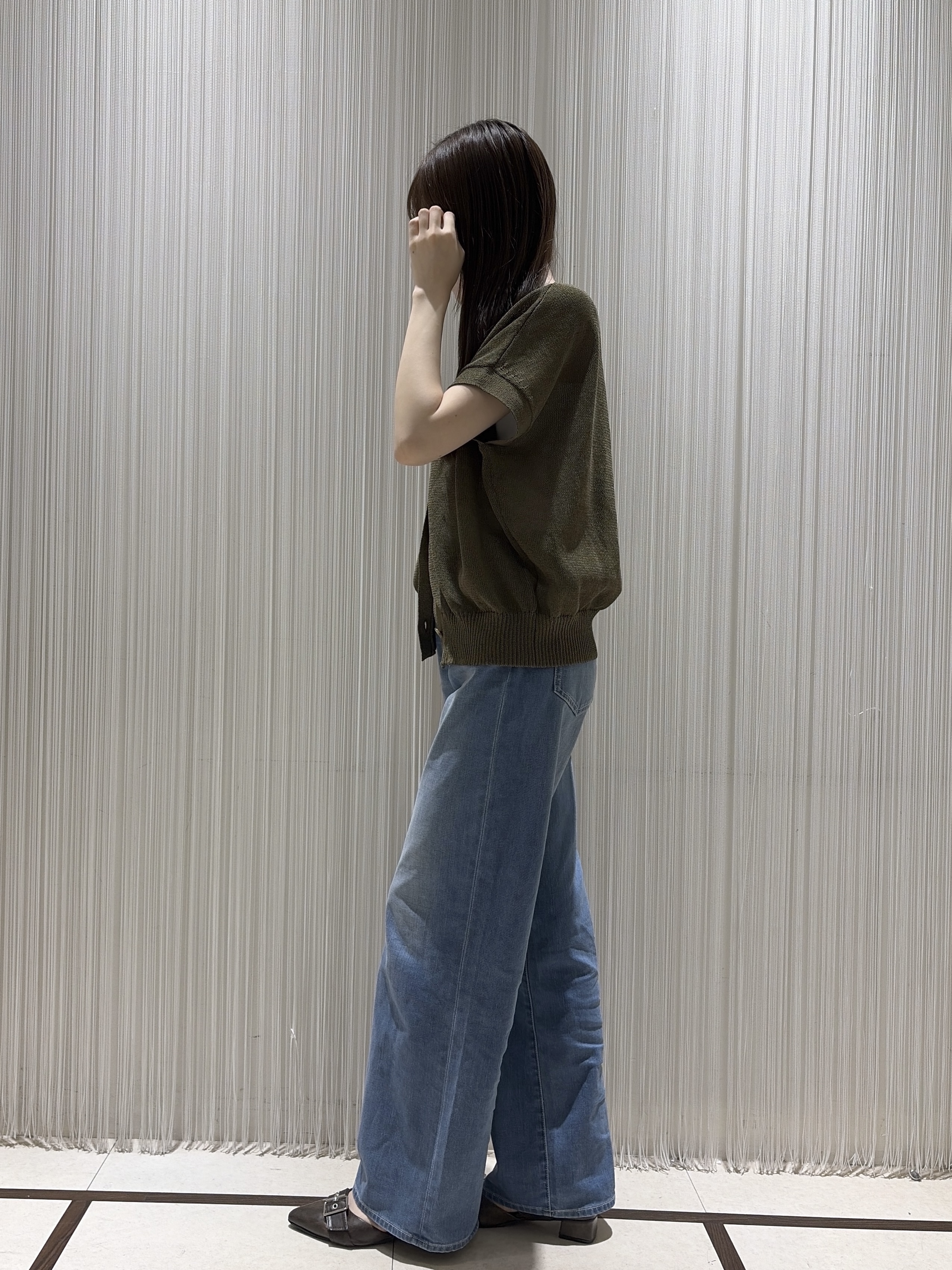 岡田美詩さんの「UNTITLED｜【洗える/清涼感】ドライタッチスリーブレスカーディガン」を使ったコーディネート