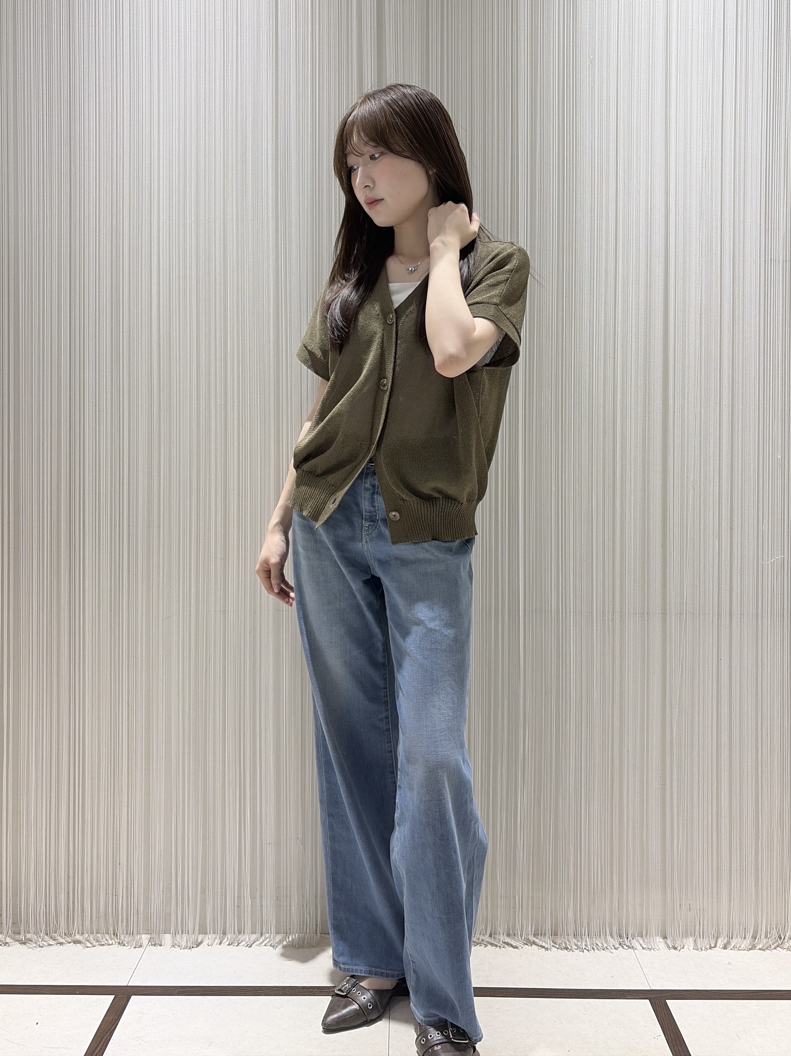 岡田美詩さんの「UNTITLED｜【洗える/清涼感】ドライタッチスリーブレスカーディガン」を使ったコーディネート