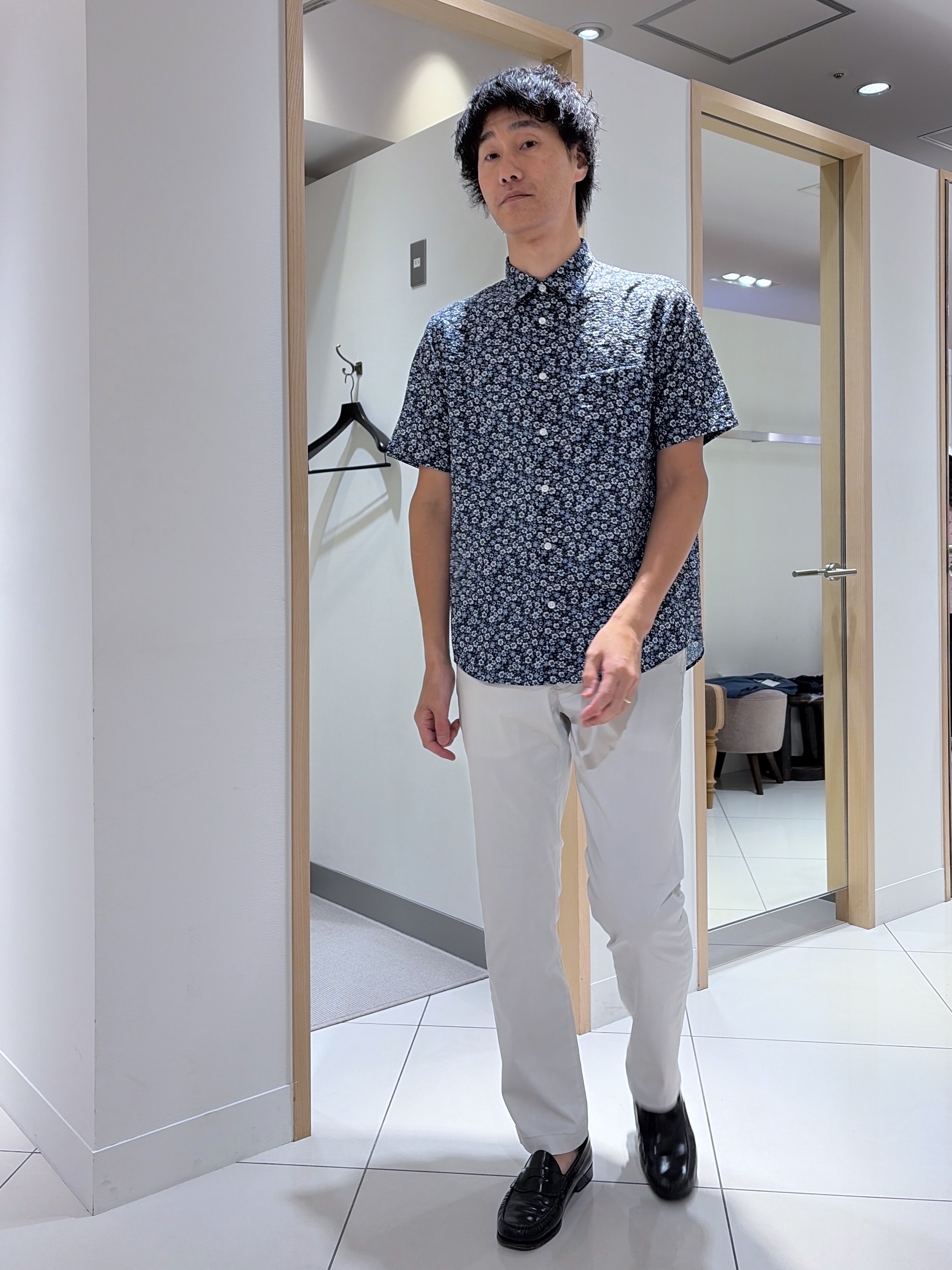 mutoさんの「TAKEO KIKUCHI｜リップル小花シャツ」を使ったコーディネート