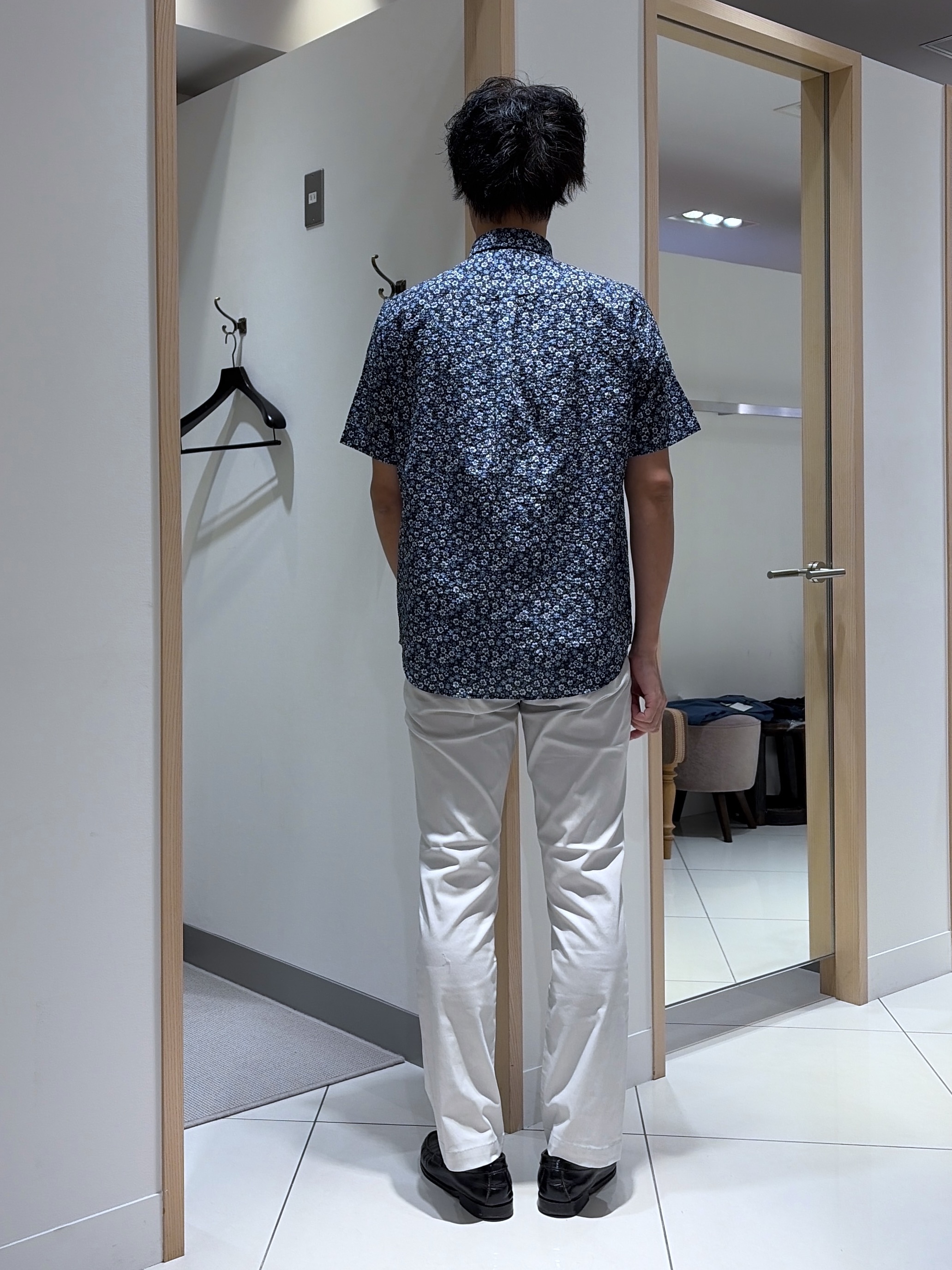 mutoさんの「TAKEO KIKUCHI｜リップル小花シャツ」を使ったコーディネート