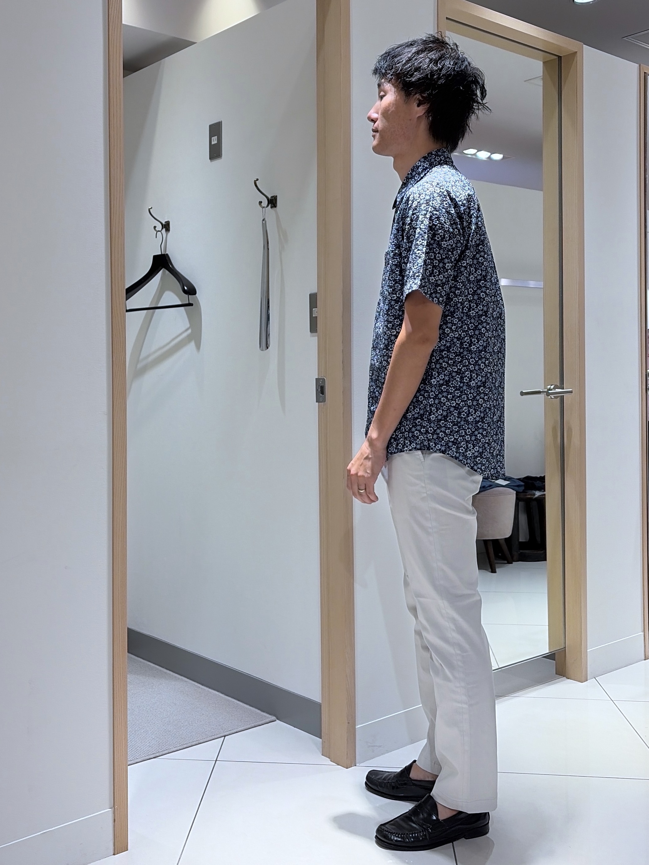 mutoさんの「TAKEO KIKUCHI｜リップル小花シャツ」を使ったコーディネート