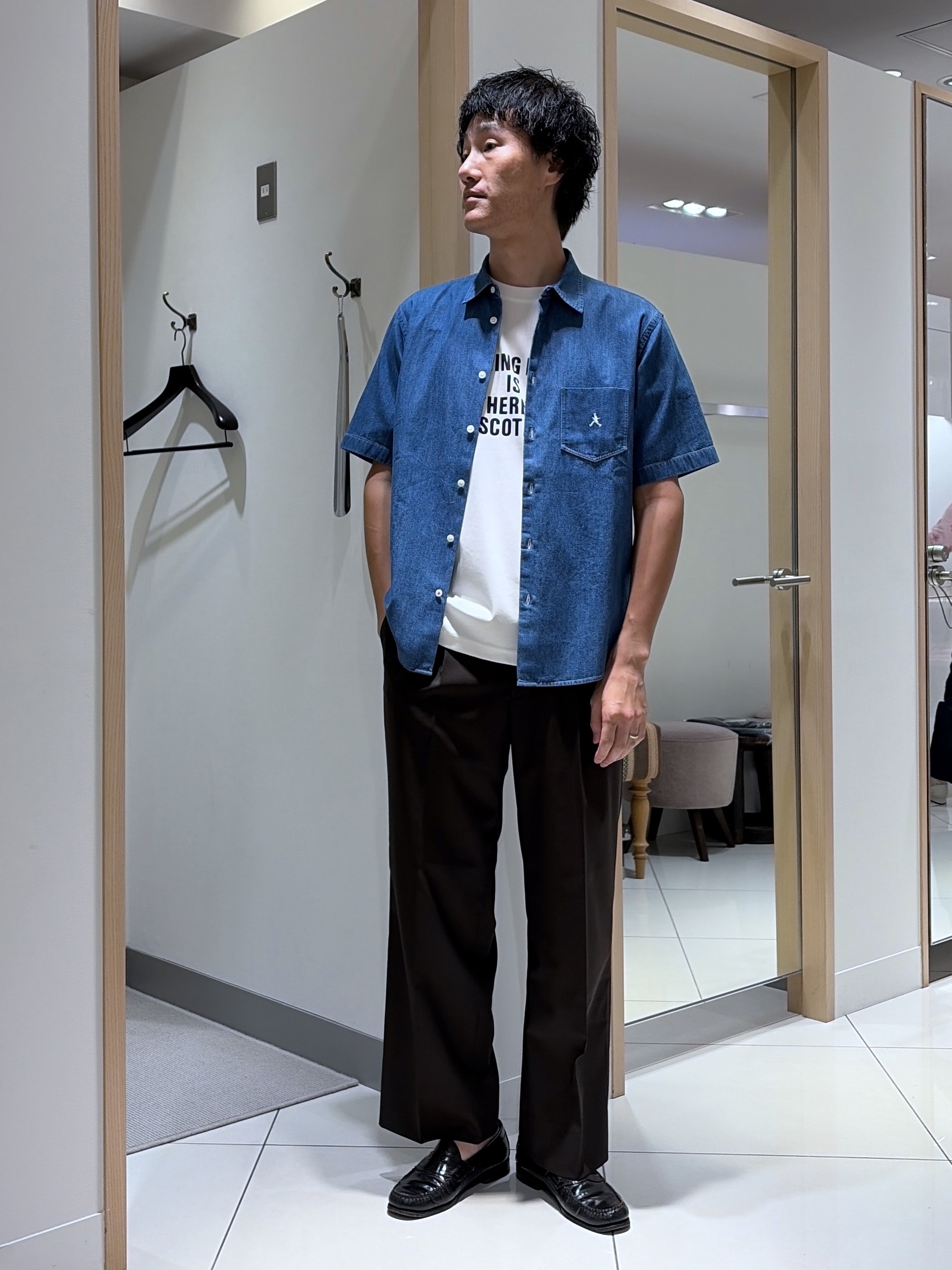 mutoさんの「TAKEO KIKUCHI｜【BOWLER HAT LABEL】ボーラーハットウォーカー刺繍 半袖デニムシャツ」を使ったコーディネート